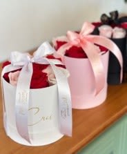 Round Flower Box  - Round box with mixed roses, featuring a delicate arrangement of approximately 12 carefully selected roses in a variety of colors. Designed to convey love and elegance, it is the perfect gift to surprise that special someone and express your feelings in a unique and memorable way