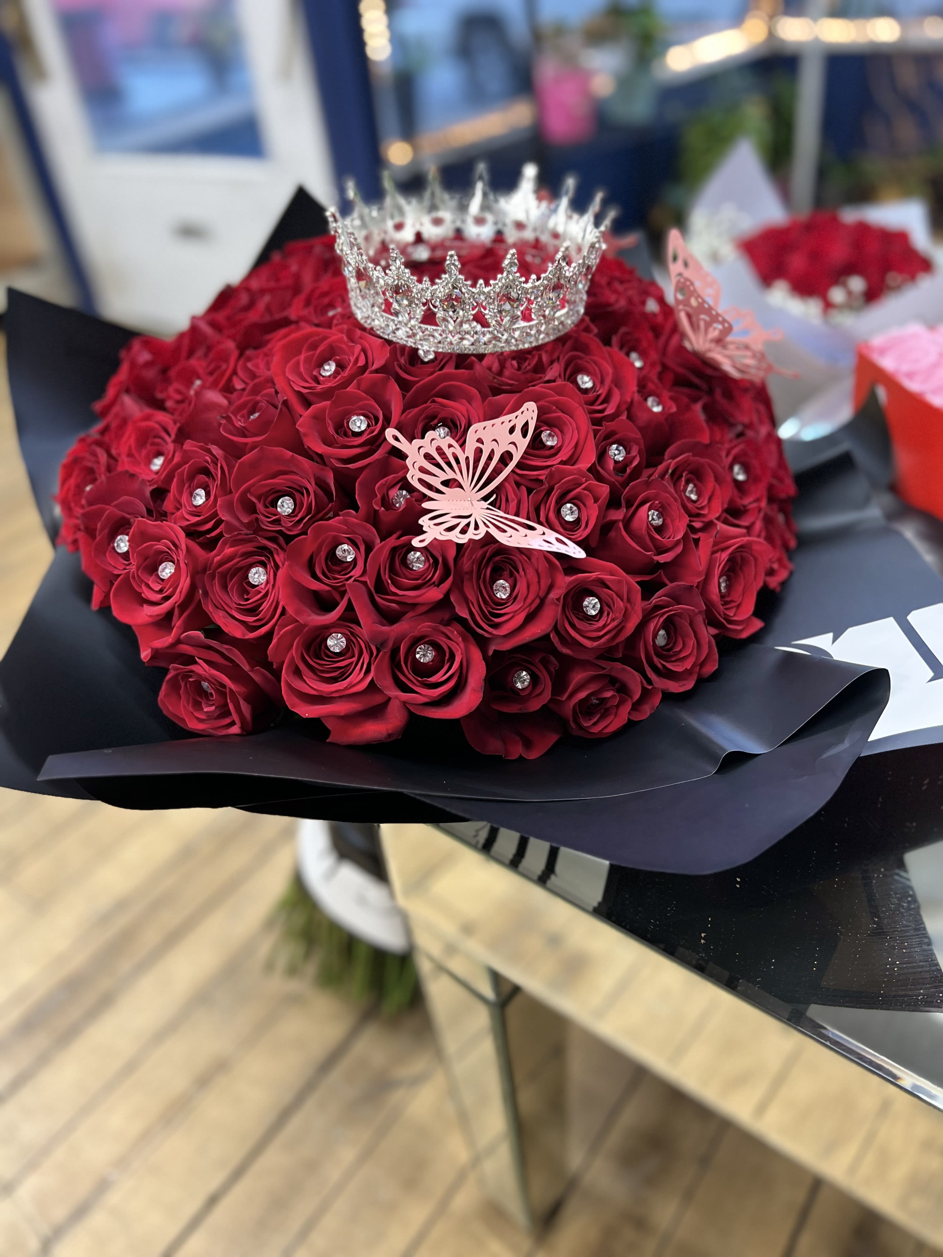 Buchón life - 50 long stem red roses and pearl pins  and beutifull crown