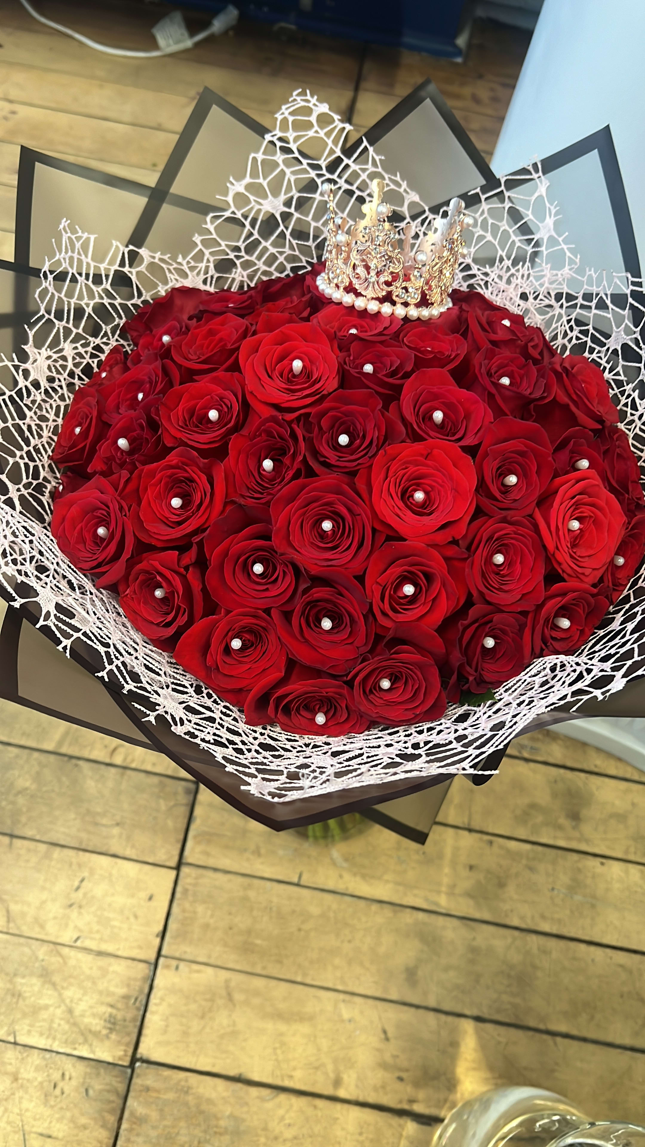 Buchon - 50 long stem red roses 