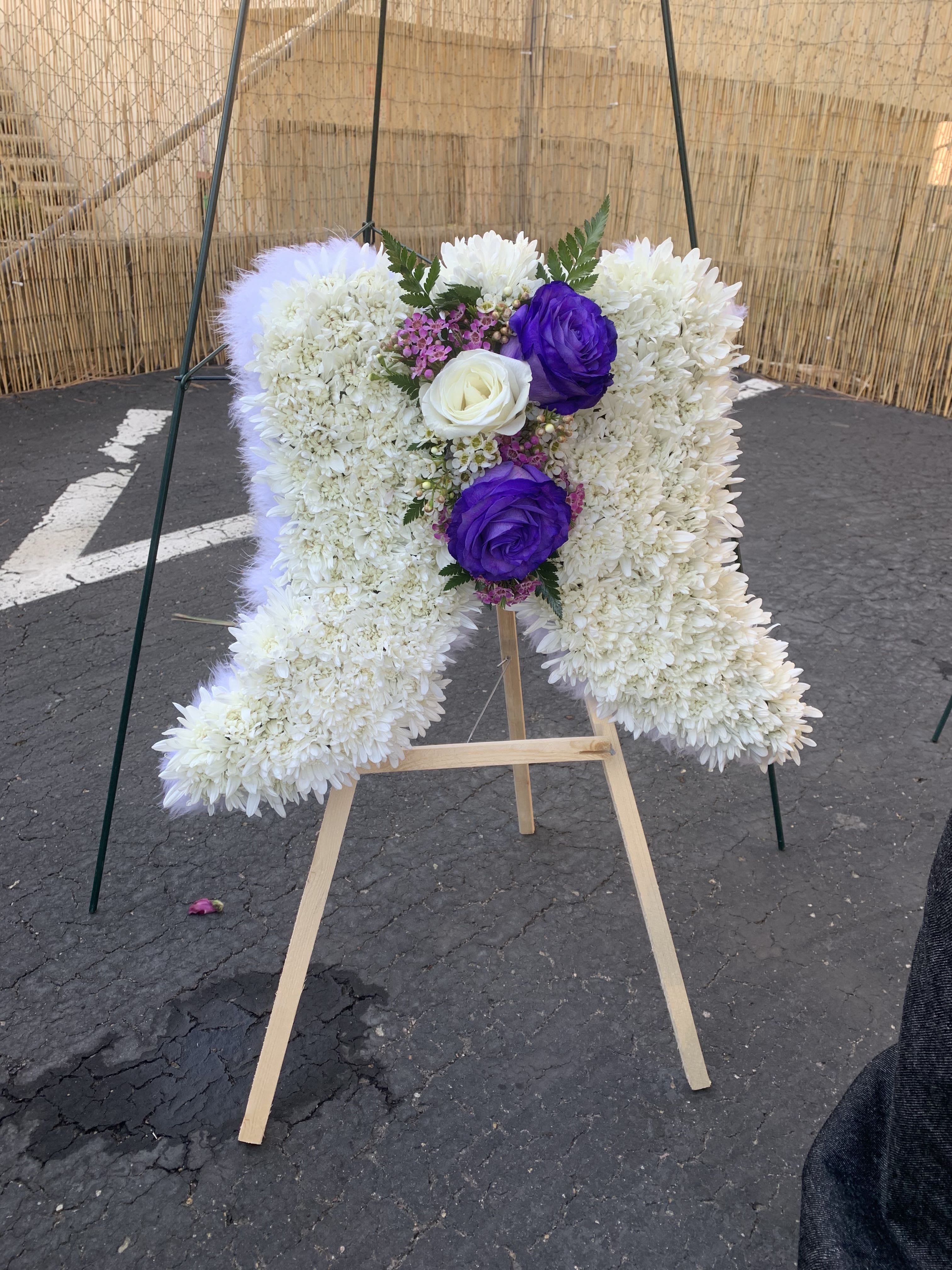 Angel Wings - These beautiful angel wings for your loved ones.   The standard comes like the picture but if you’d like different color roses please let us know. 