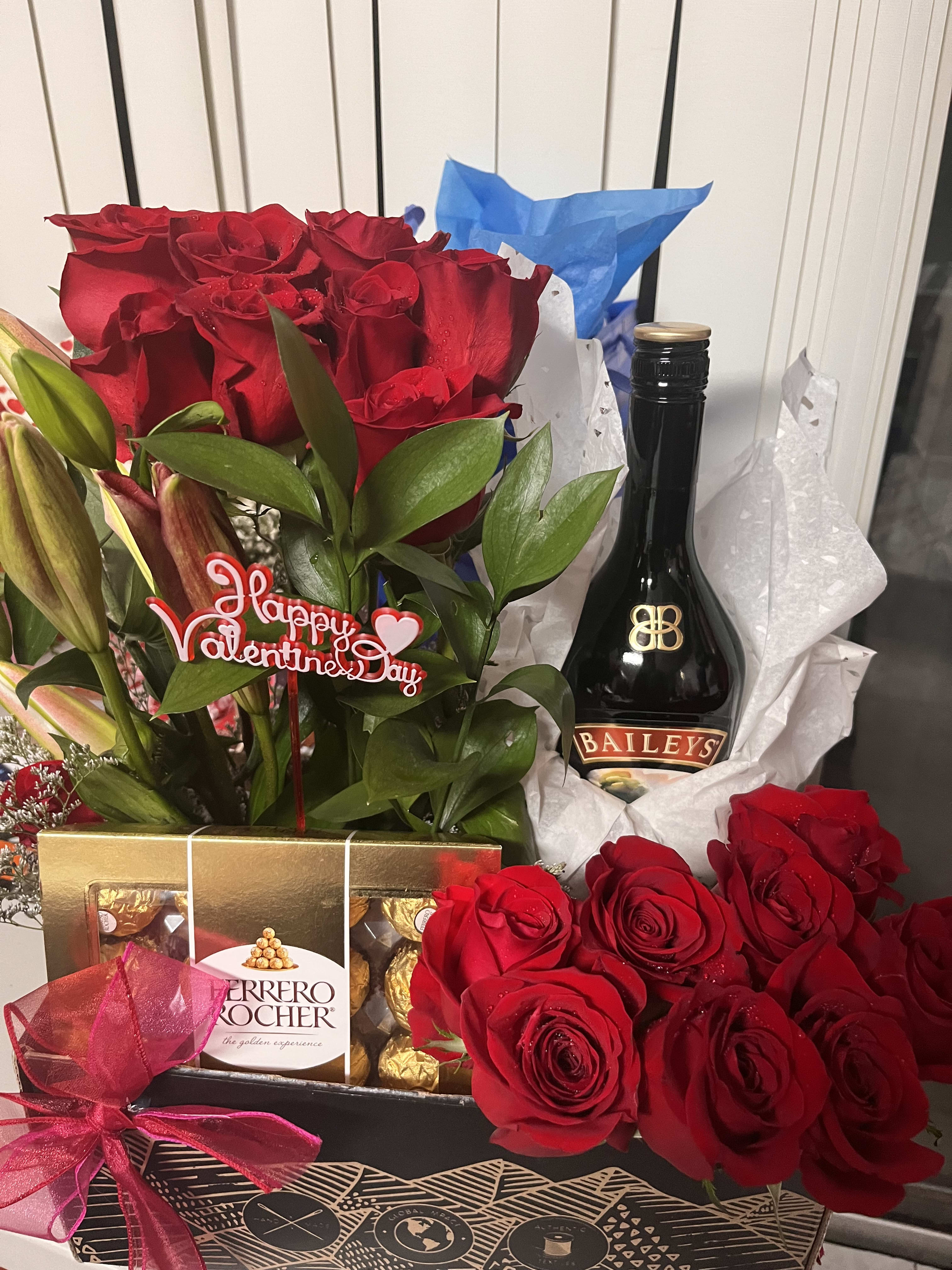 Basket red roses - basket red roses lilies, wine or chamgpane. ferreiro.