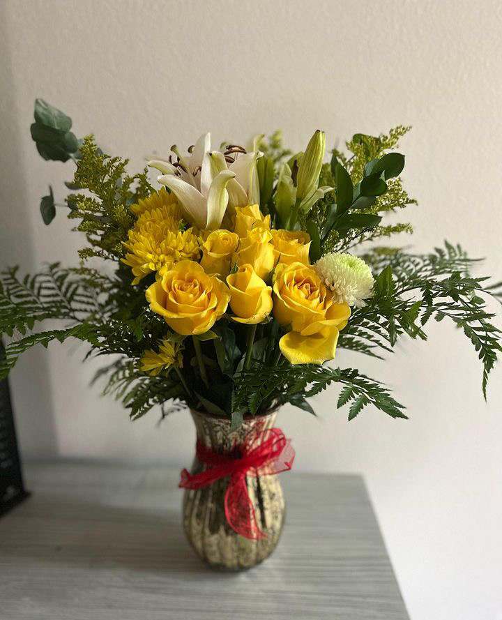 yelow Festiva - yelow roses, lilys, glass vases Gold.
