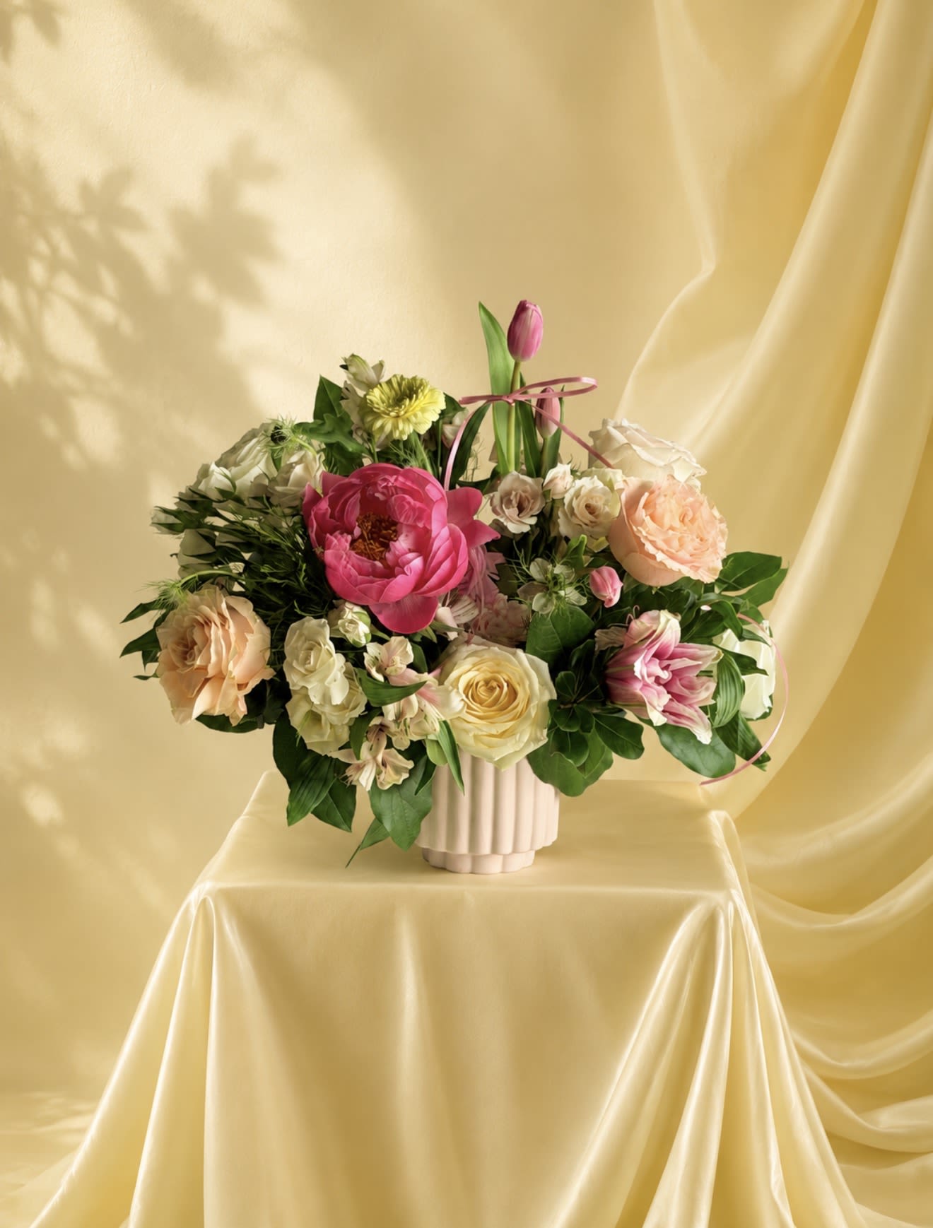 Colorful Vase! - a floral Vase to captivate and be admired when placed anywhere it is received, colorful and radiant!  Substitution Policy: We do everything possible to do flowers of your choice are as similar as possible to the referential photos. In the same way, it is important to clarify that according to the season, some flowers are replaced, taking care of the color palette and quality. substitution will be equal or higher flower value. 