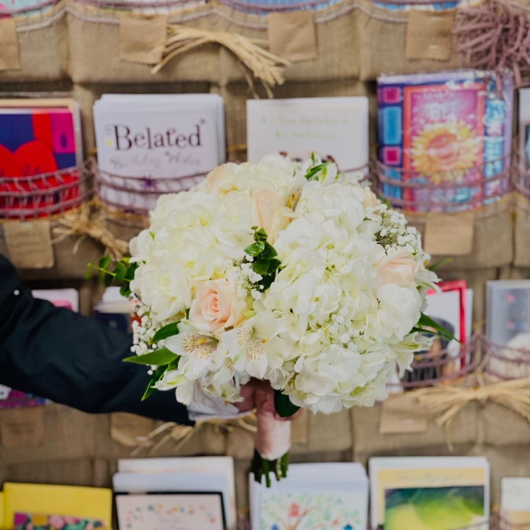White and blush bouquet with hydrangeas and roses