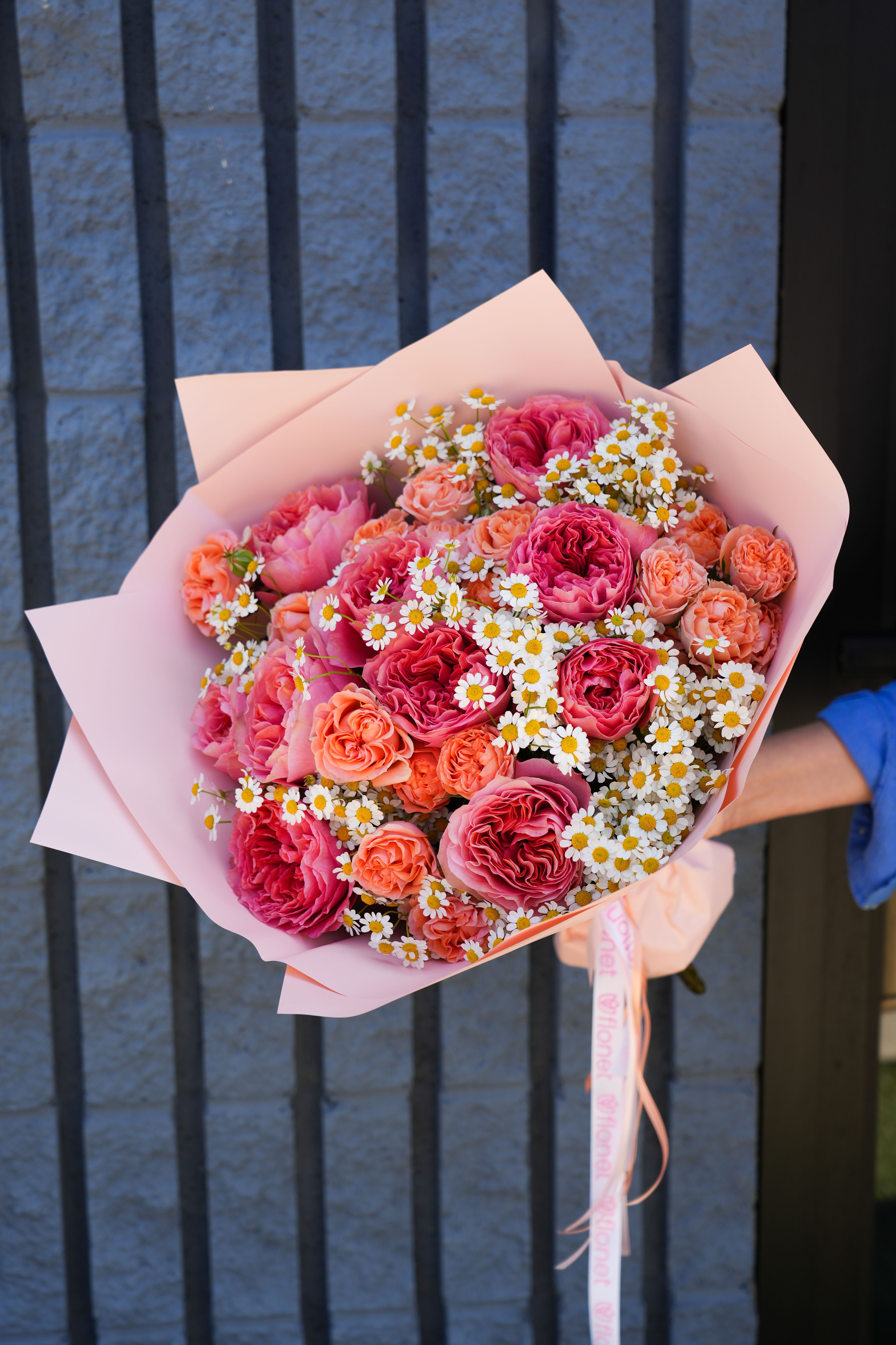 Rosé Picnic - A romantic blend of garden roses in rich pink and soft coral tones, paired with delicate chamomile for a light, airy finish. This bouquet feels like a warm afternoon picnic — effortless, feminine, and full of charm. Perfect for birthdays, dates, or “just because” moments when you want something sweet, elevated, and a little bit different.