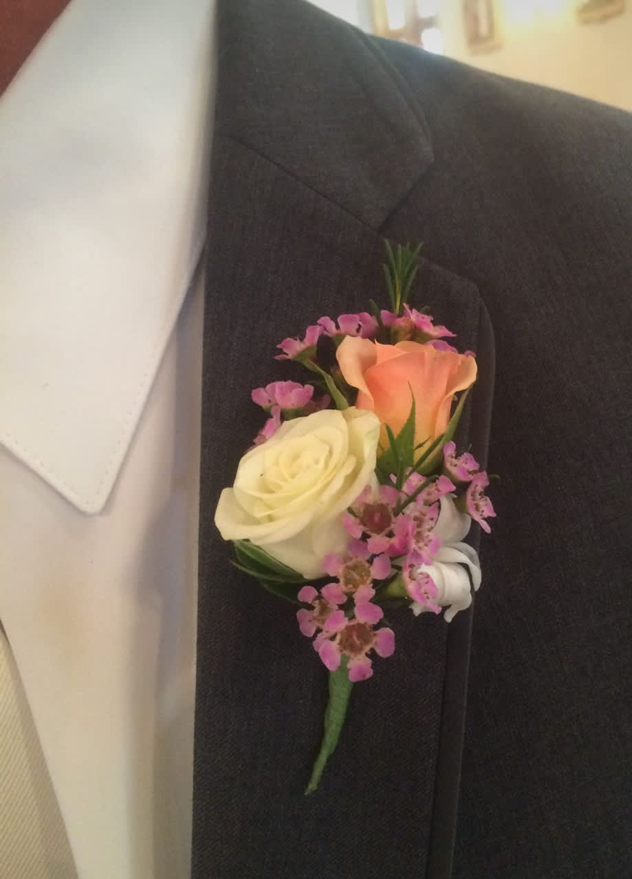 Peachy mixed  - Boutonnière in peachy color combinations with others so beautiful 
