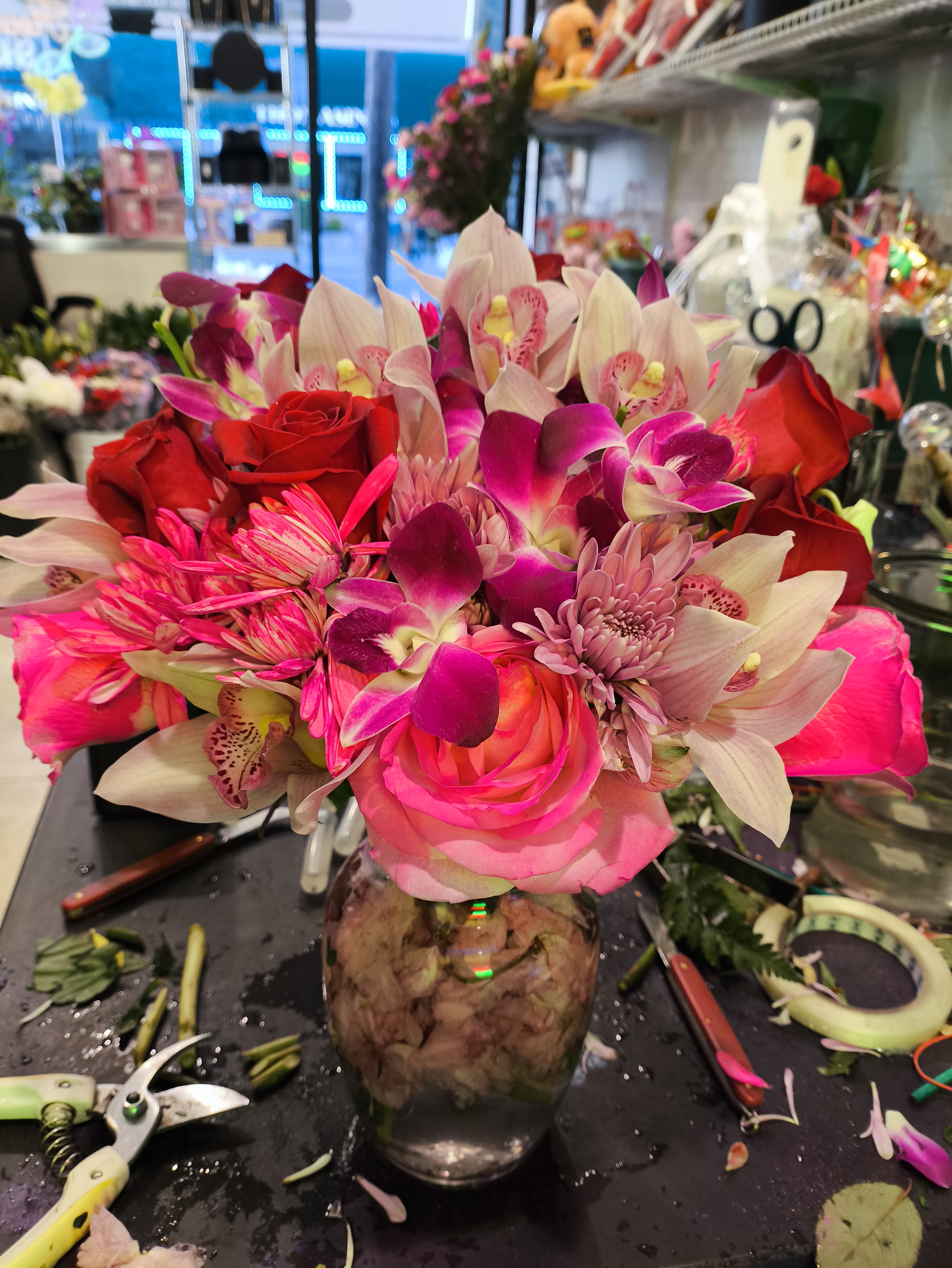 Pink and red mixed bouquet in a glass vase