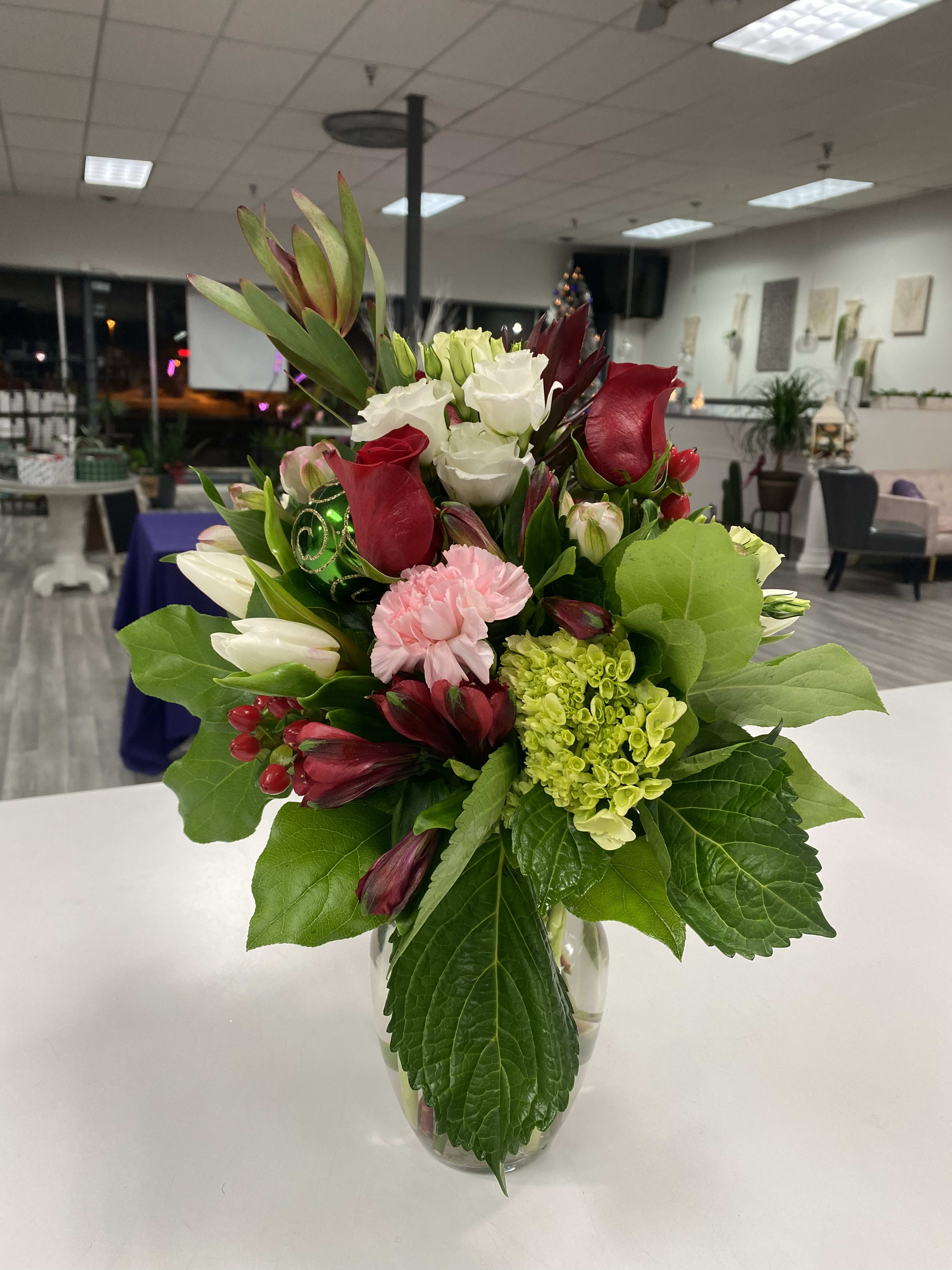 Simply Classic - An arrangement that covers all the bases, be it a romantic gesture or a simple thinking of you. 