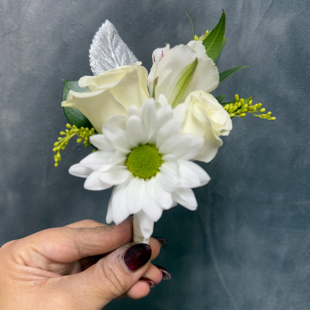 White boutonniere with a daisy and roses held in hand