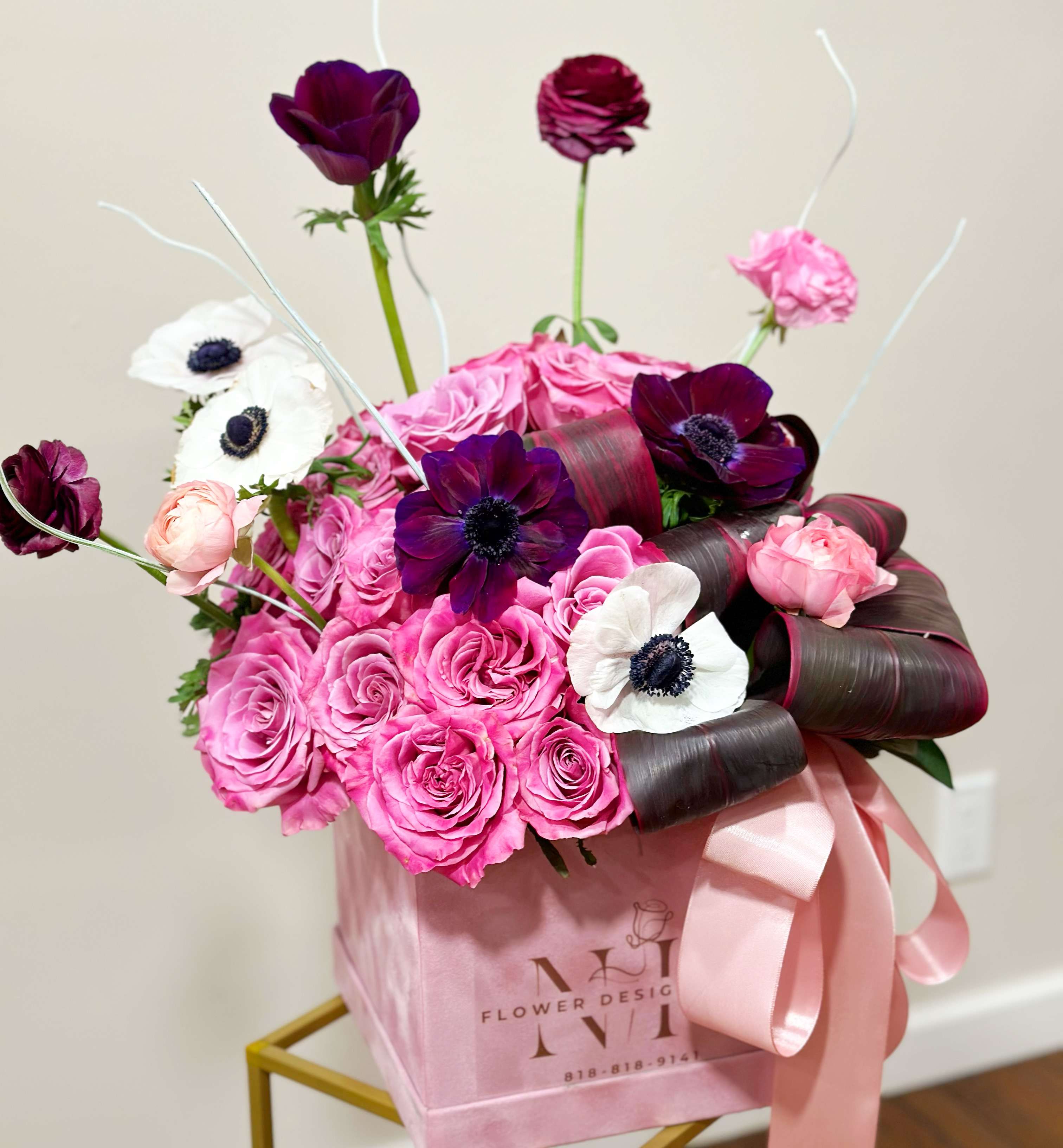 Roses combined with Anemones and Ranunculus - Perfect Choice! - Pink roses (25) have been carefully placed in this beautiful velvet box and arranged with a combination of Anemones and Ranunculus! 