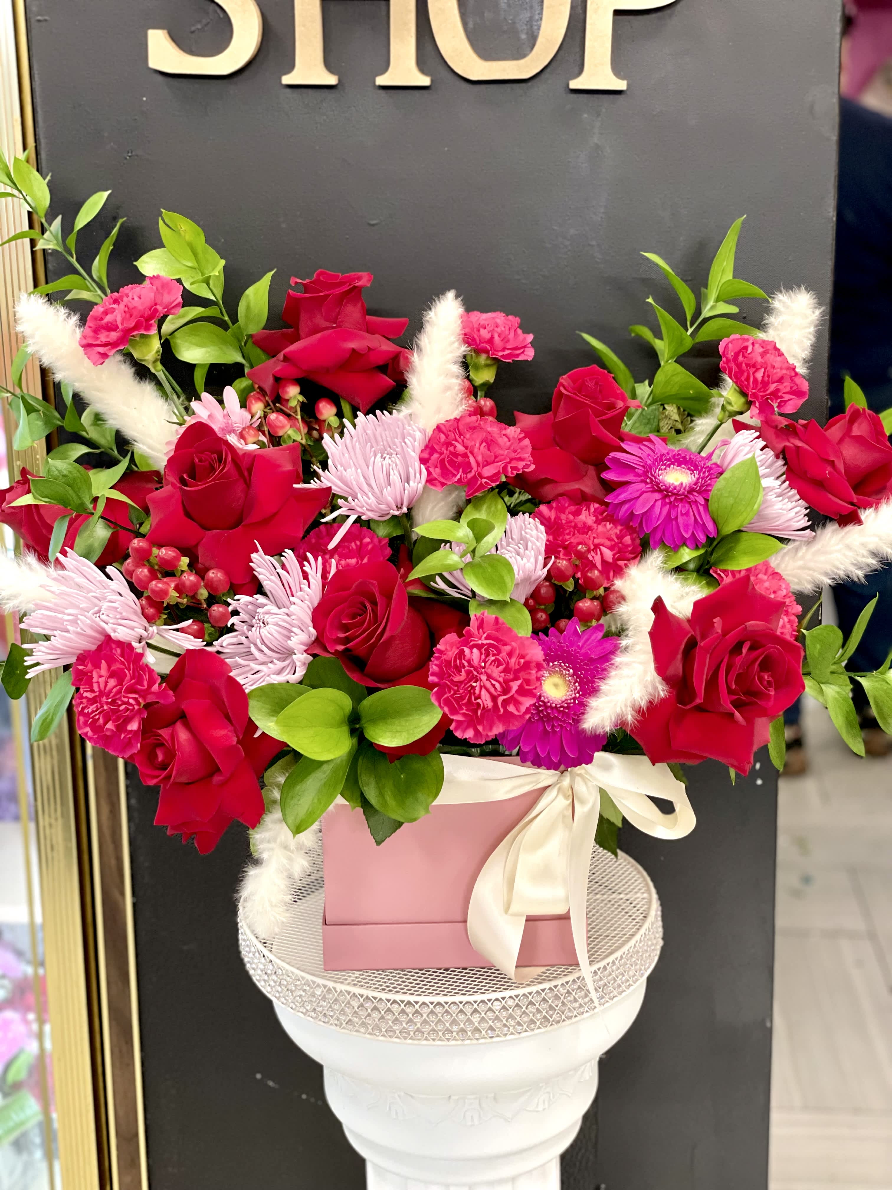 remember me - A mix of flowers including Roses, Spiders, Carnations &amp; Gerberas Daisies with green filler. colors  can be change of your choice. 