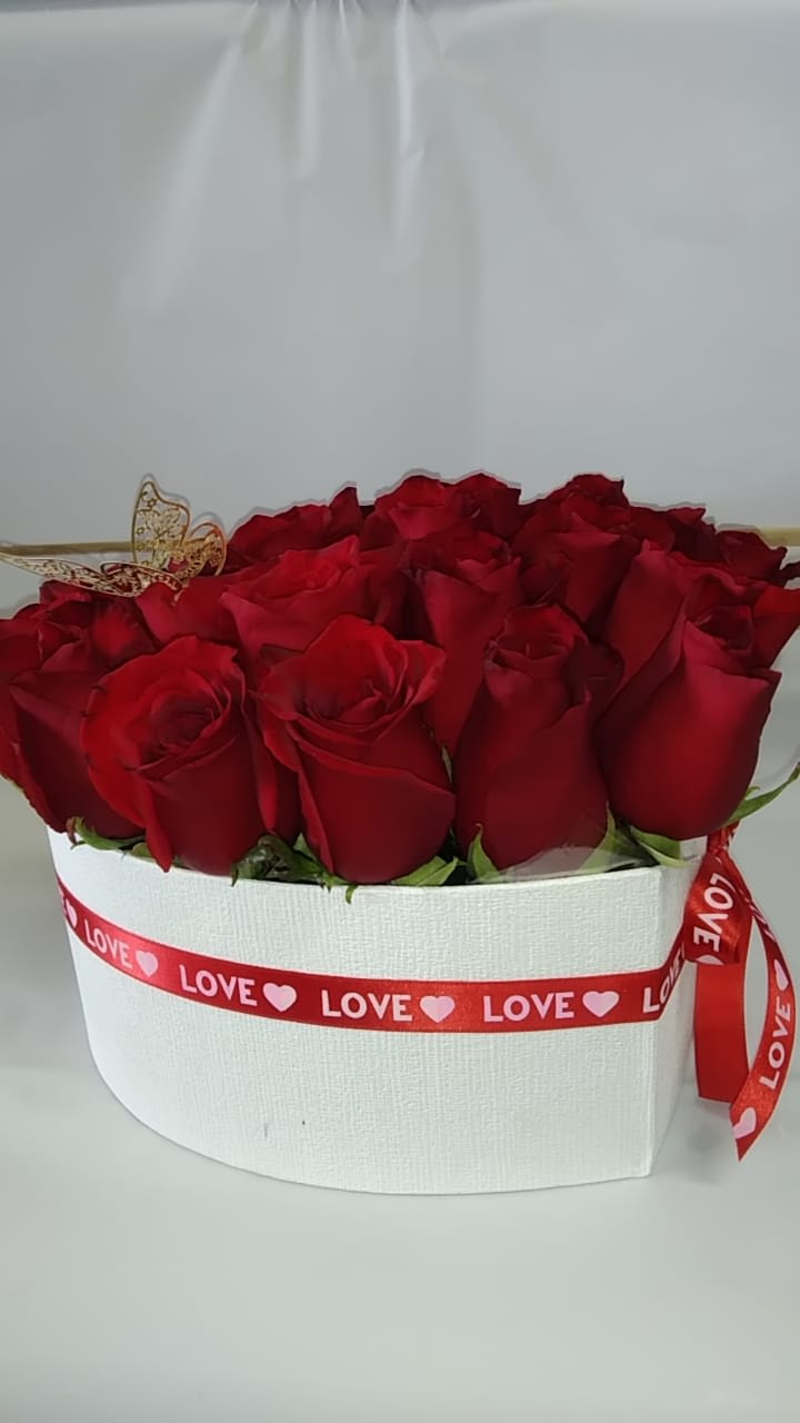 Corazón de rosas Rojas - Arreglo hecho con rosas rojas con chocolates, en una base de corazón de cartón, el color puede variar.