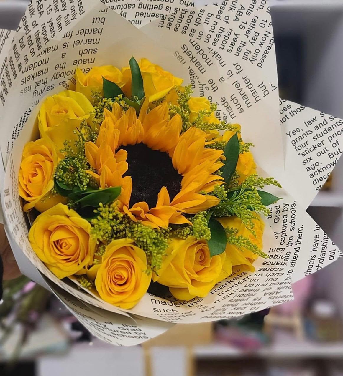 buquey de rosas  - arreglo en forma de buquey 12 rosas amarillas  1jirasol envuelta en papel de su preferencia 