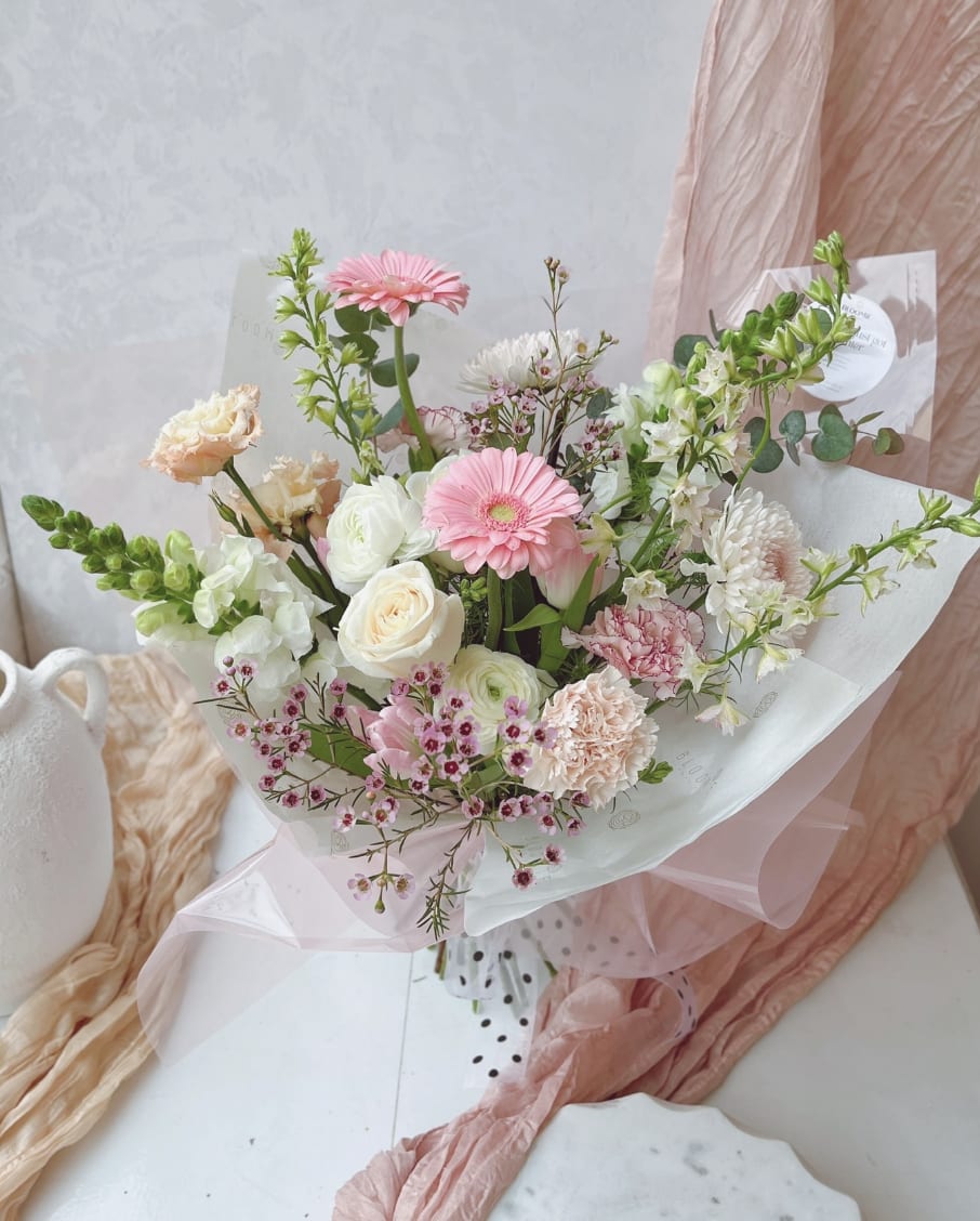 Pink and white mixed bouquet with roses and gerbera daisies
