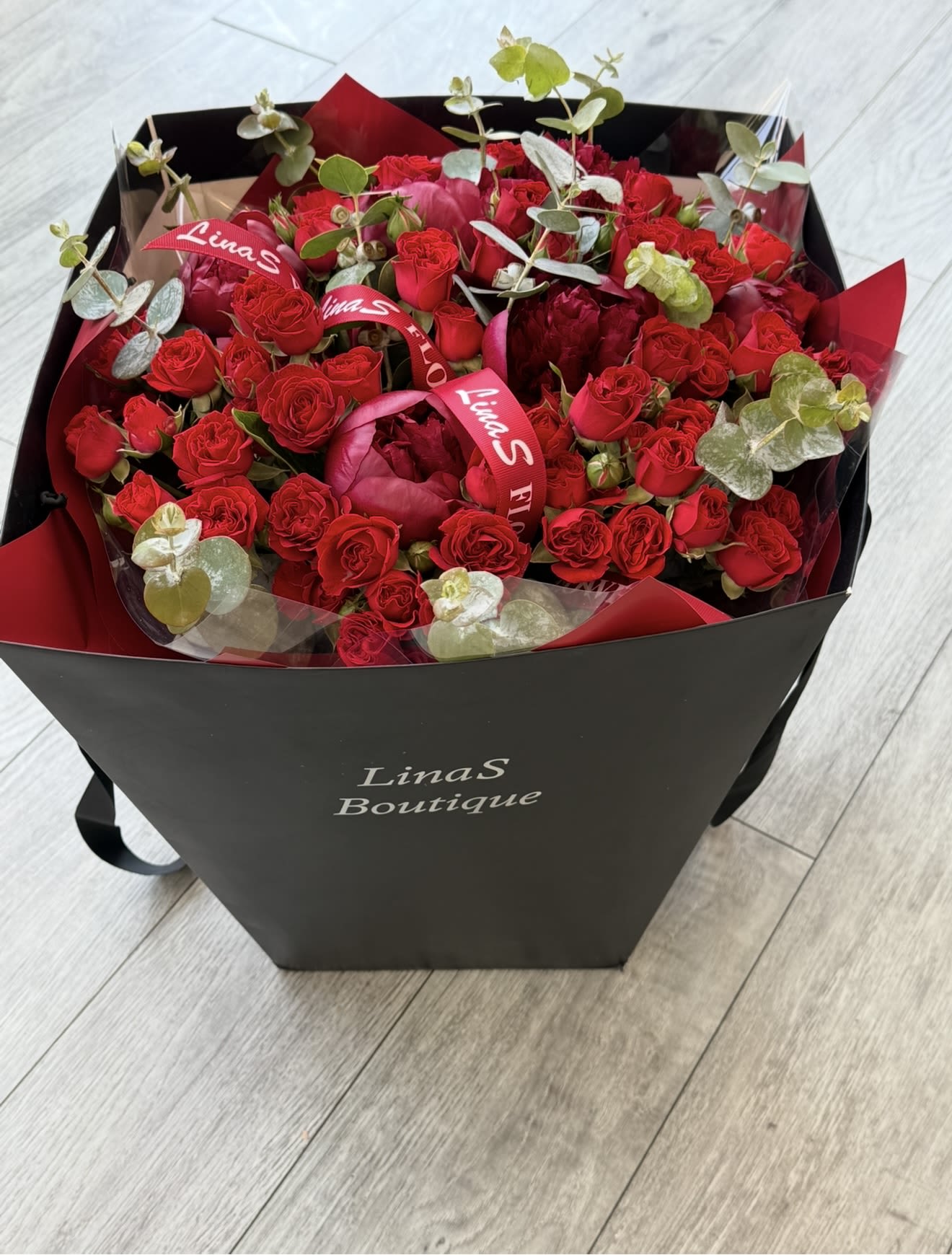 Bouquet of red roses in a black gift box