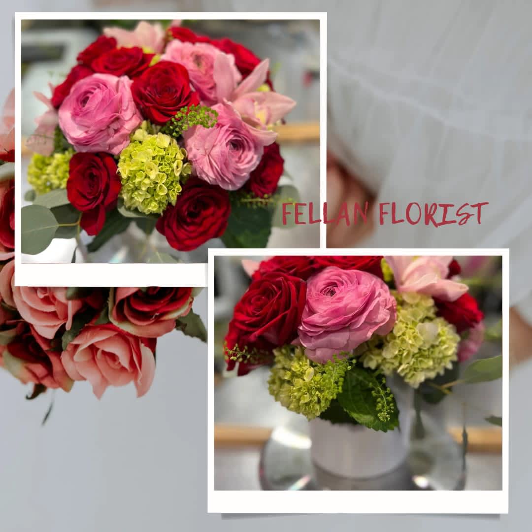 SWEET KISS - ARRANGEMENT  WITH MIX PREMIUM  FLOWERS  IN A VASE 