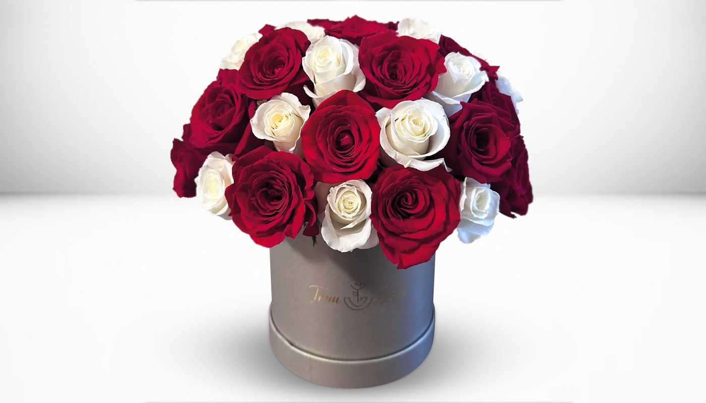 white &amp; red Roses Silver  - this Arrangement contains 30-35 Roses 