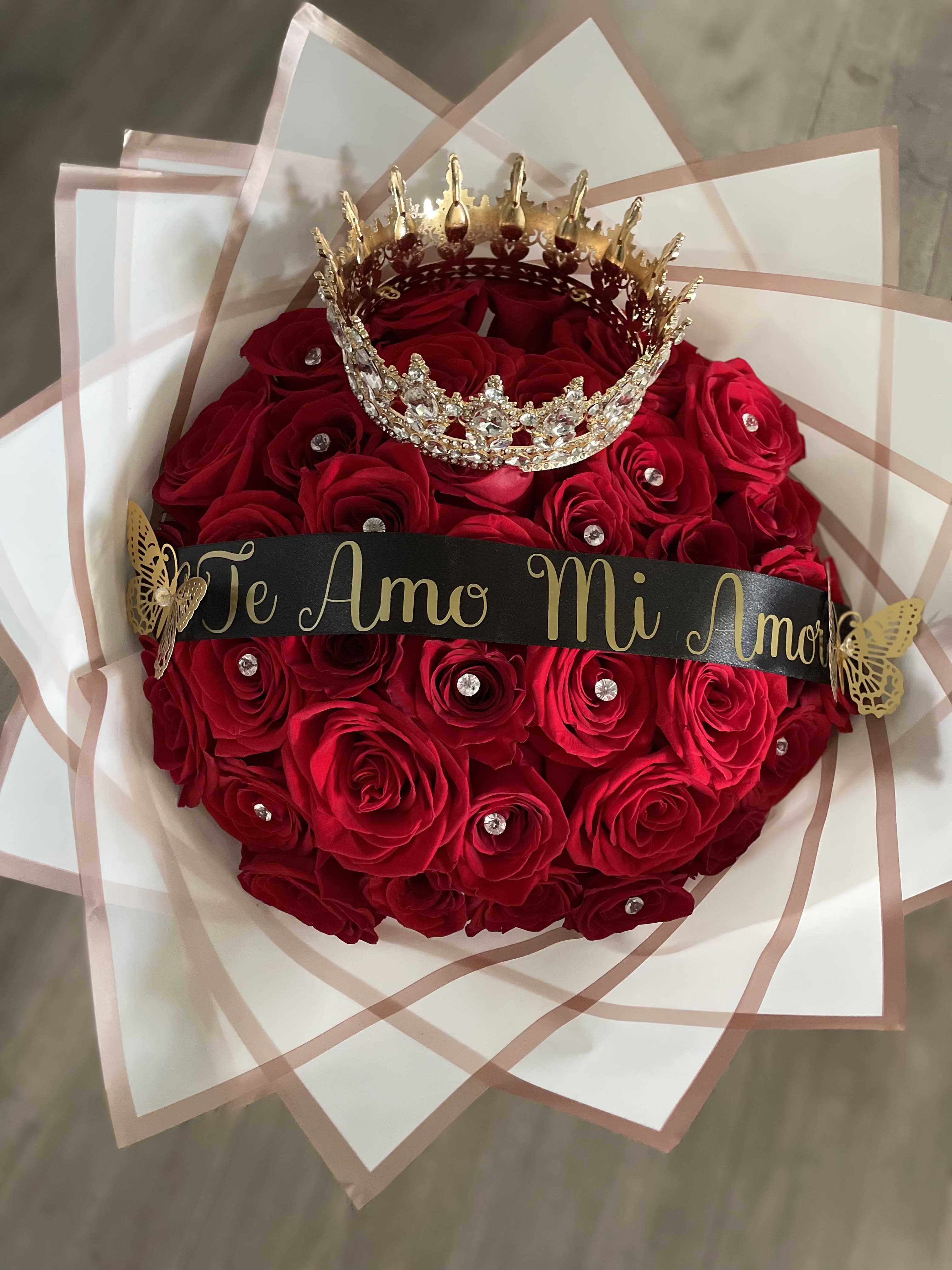 Red rose bouquet with a jeweled crown and "Te Amo Mi Amor" ribbon