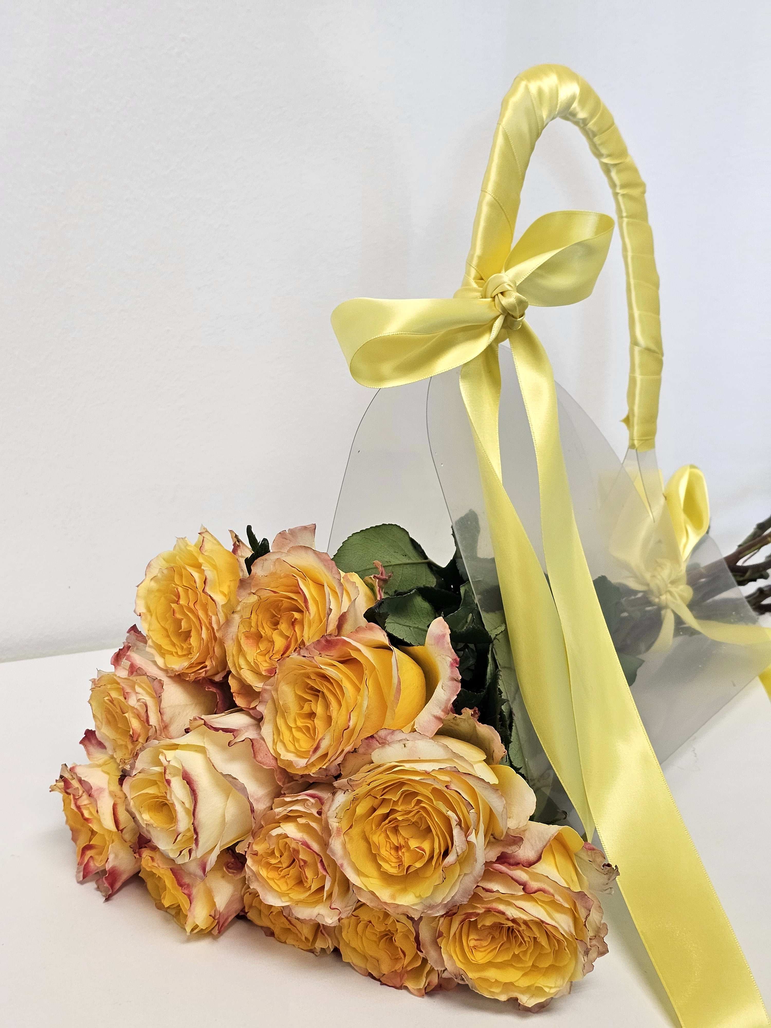 Yellow roses - This elegant yellow rose exudes purity and sophistication, perfect for any occasion where grace and simplicity are key: