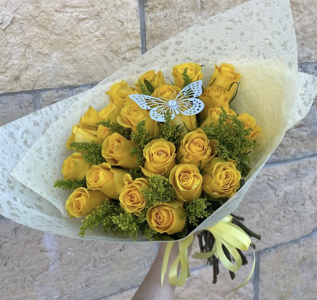 Brilla - Yellow roses with a touch of solidago
