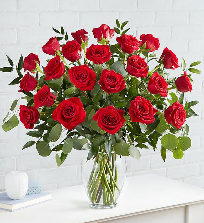 Bouquet of red roses in a clear glass vase
