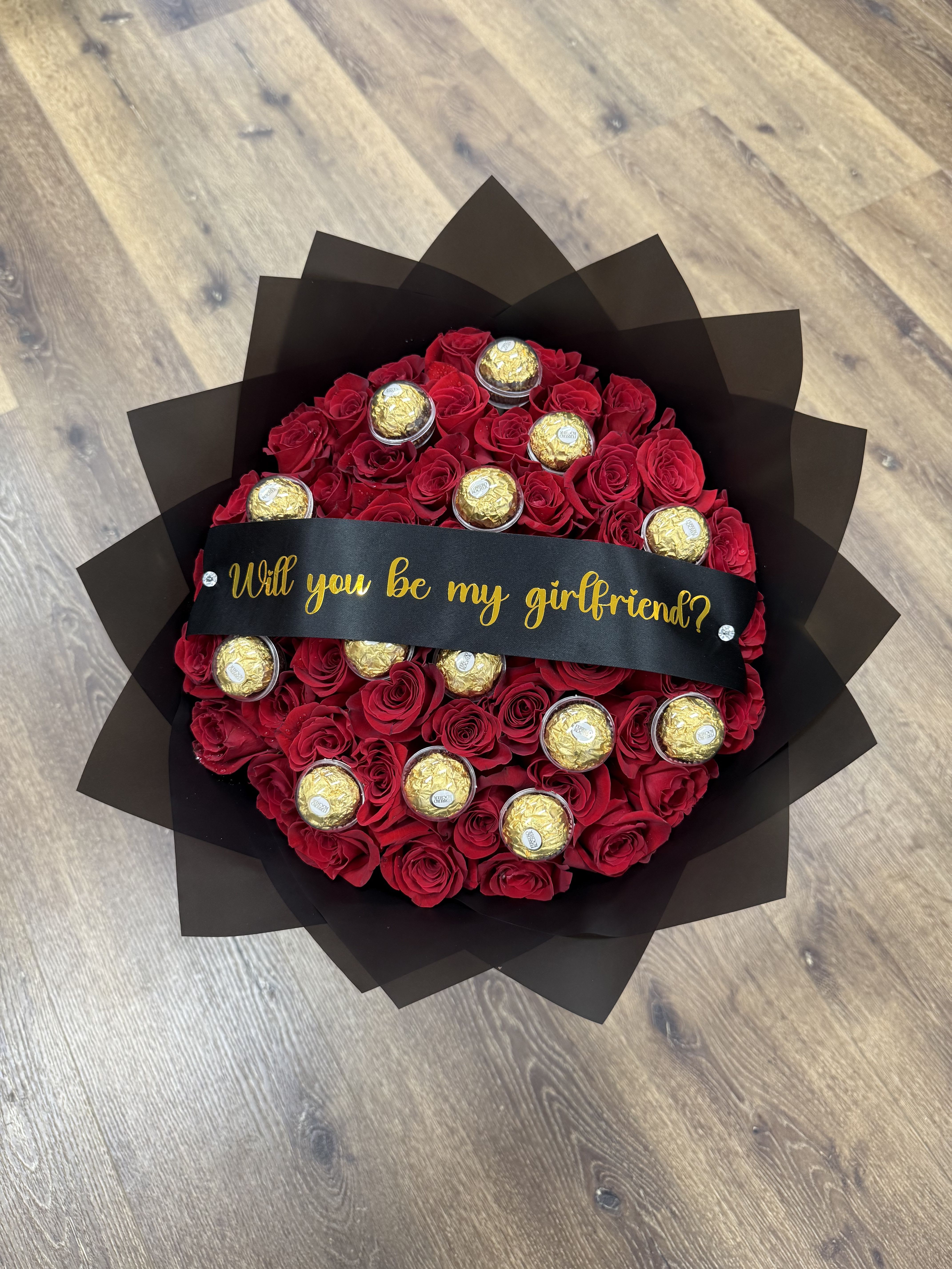 Be My Girlfriend Buchon - Would you like to make the moment memorable? Well look no further than the perfect ramo buchon filled with chocolates and a banner to present the special question.