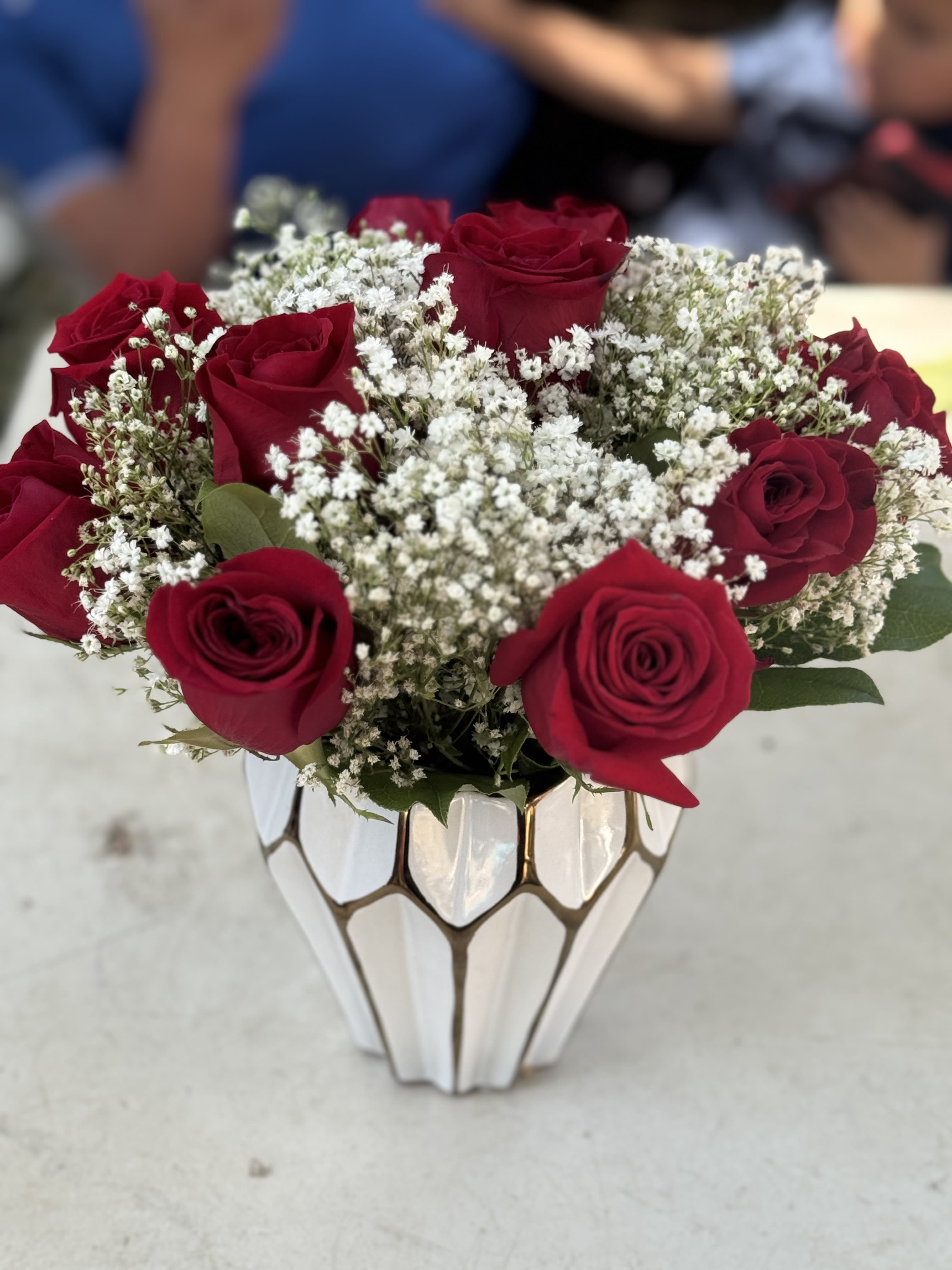 9 roses and baby breth - Arrangement with floral foam and base perfect to surprise that special person