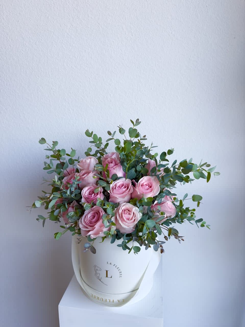 Pink Novia Arrangement - This beautiful box contains a combination of 22 to 25 fresh roses in an ivory box. This floral arrangment is the perfect gift for your loved one!  Arrangement includes: Fresh pink roses SMALL BOX  Custom greeting card