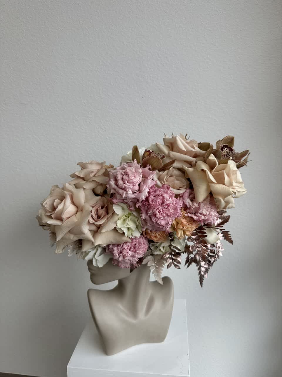 Charme Lady Vase - LFP - This beautiful arrangement is filled with beige roses, hydrangeas and greens to deliver your special message to your special someone.  Perfect for any occasion. You can choose different color of the vase  Arrangement includes: roses Vase Custom greeting card