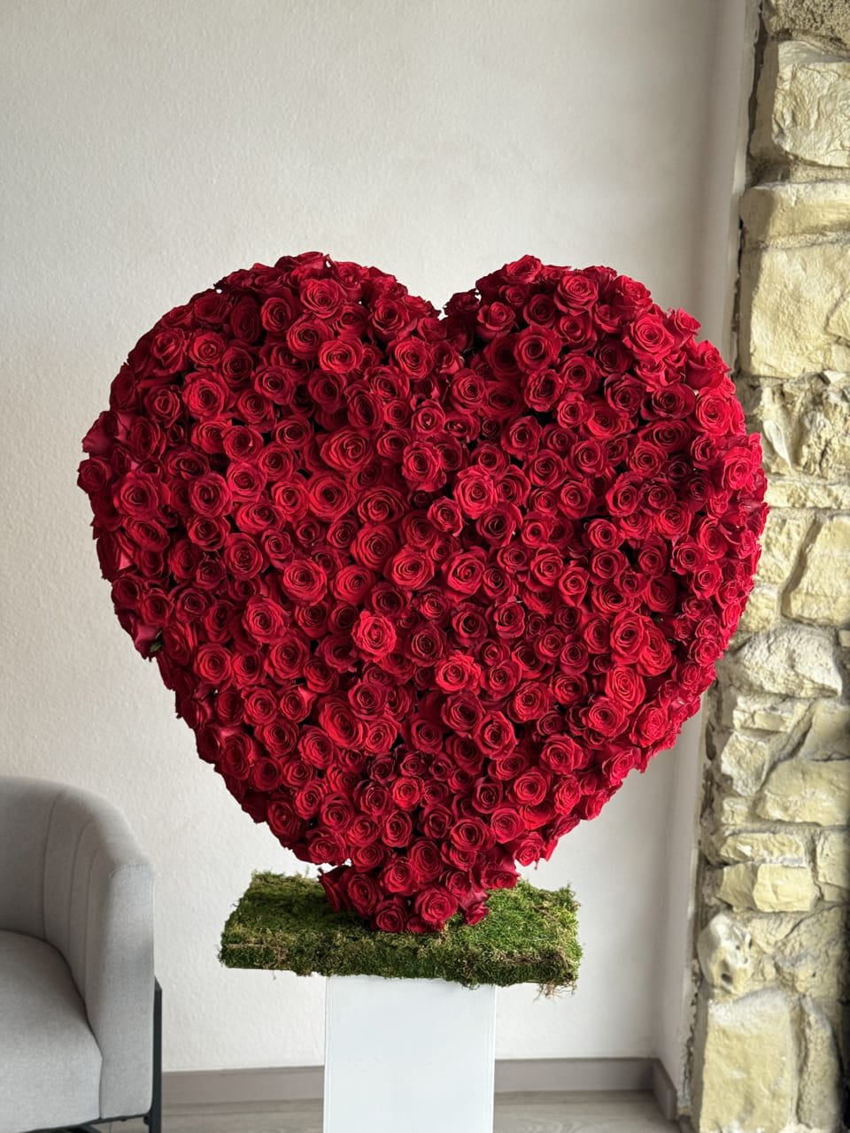 Wonderful Love - Standing heart (Large size) - This beautiful arrangement filled with the 300-320 red roses and orchids to deliver your special message to your special someone.  Perfect for any occasion.  LARGE SIZE - 38 inches tall heart   Arrangement includes: red roses and orchids  Heart Custom greeting card