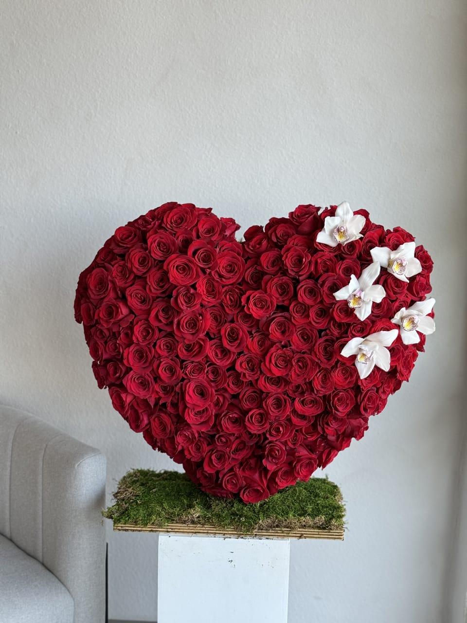 Wonderful Love - Standing heart (Small and Medium size) - This beautiful arrangement filled with the 120- 150 red roses for SMALL size and around 300 roses MEDIUM size and orchids to deliver your special message to your special someone.  Perfect for any occasion.  SMALL SIZE - 18 inches tall heart  MEDIUM SIZE - 38 inches tall heart  Arrangement includes: red roses and orchids  Heart Custom greeting card