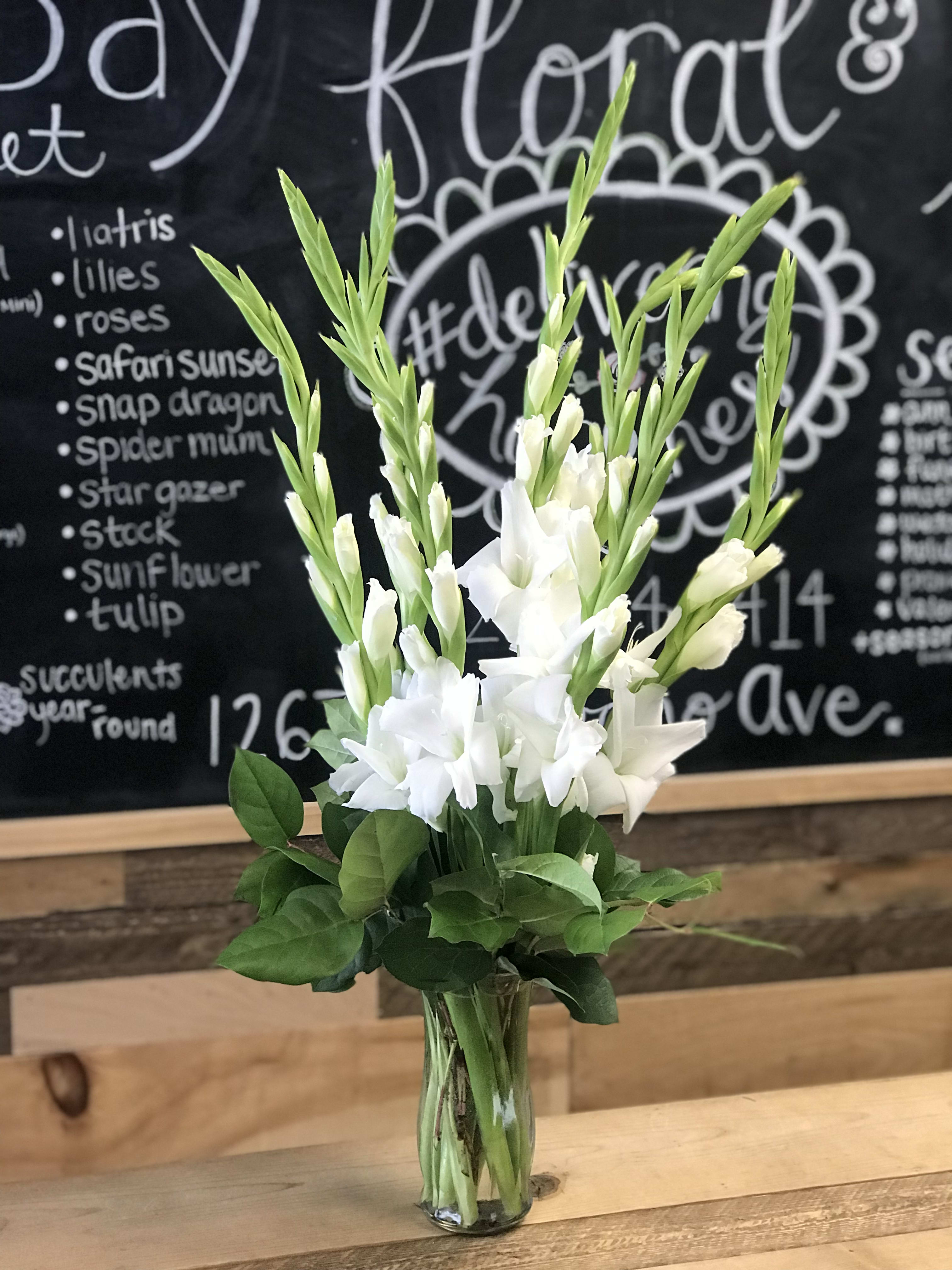Green Bay Floral S Own All White Gladiolus Vase In Green Bay Wi Green Bay Floral Greenhouse