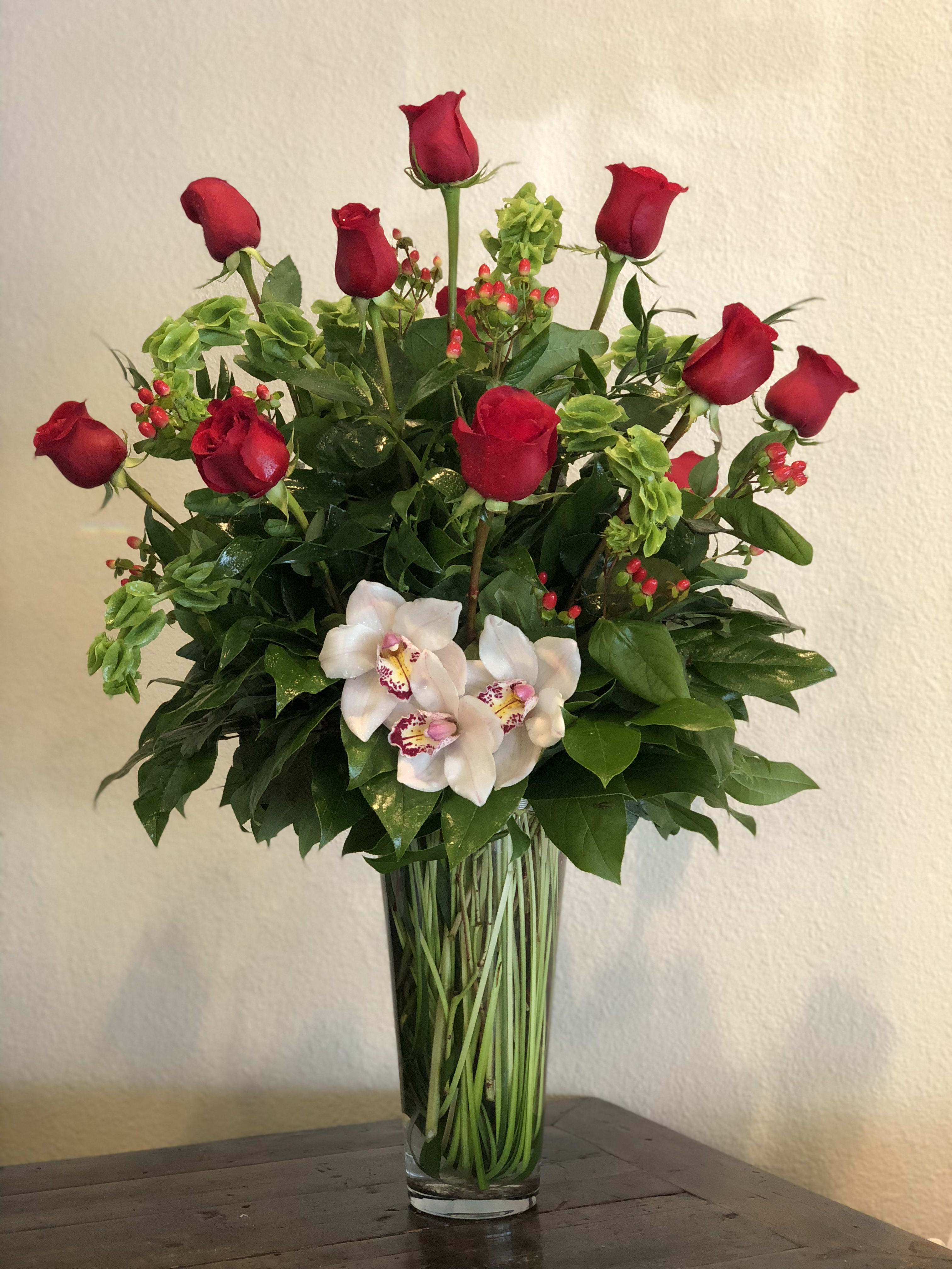 Delightful Dozen Roses In Westlake Village Ca Westlake Florist