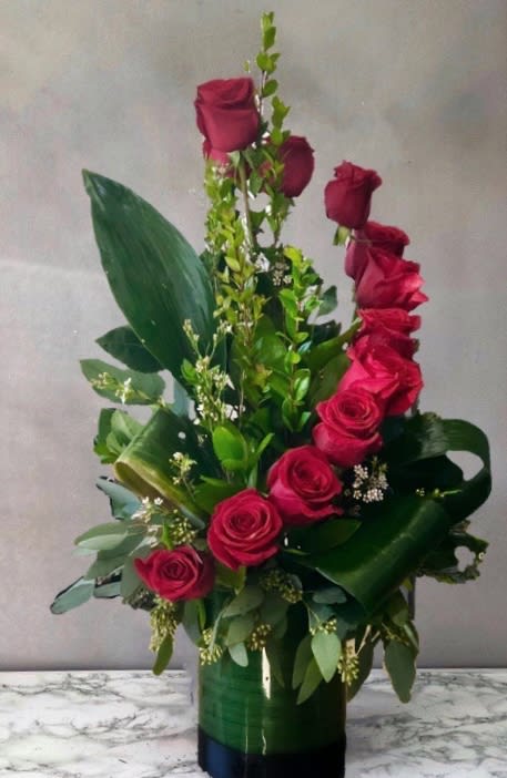 Twisted Sense Of Style Dozen Roses In Corona Del Mar Ca Botanica Floral