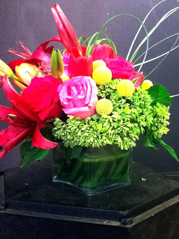 Pom Pom - Freshly spring bouquet in a cube glass vase