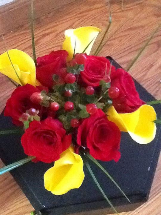 Yelow belll - Small simplicity of an arrangements with roses and calla lilies