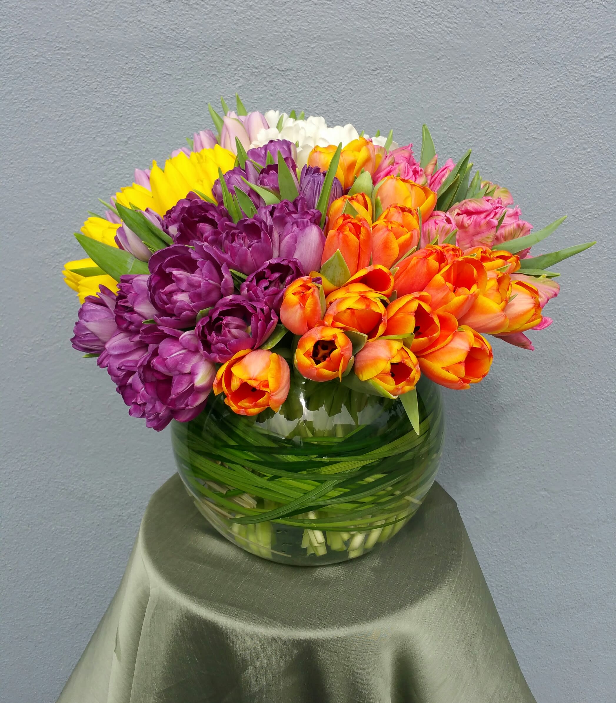 Color wheel - Color blocking of tulips in large glass bowl
