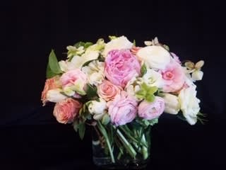 Un Placer - roses lisianthus  tulips heliboris ranunculus