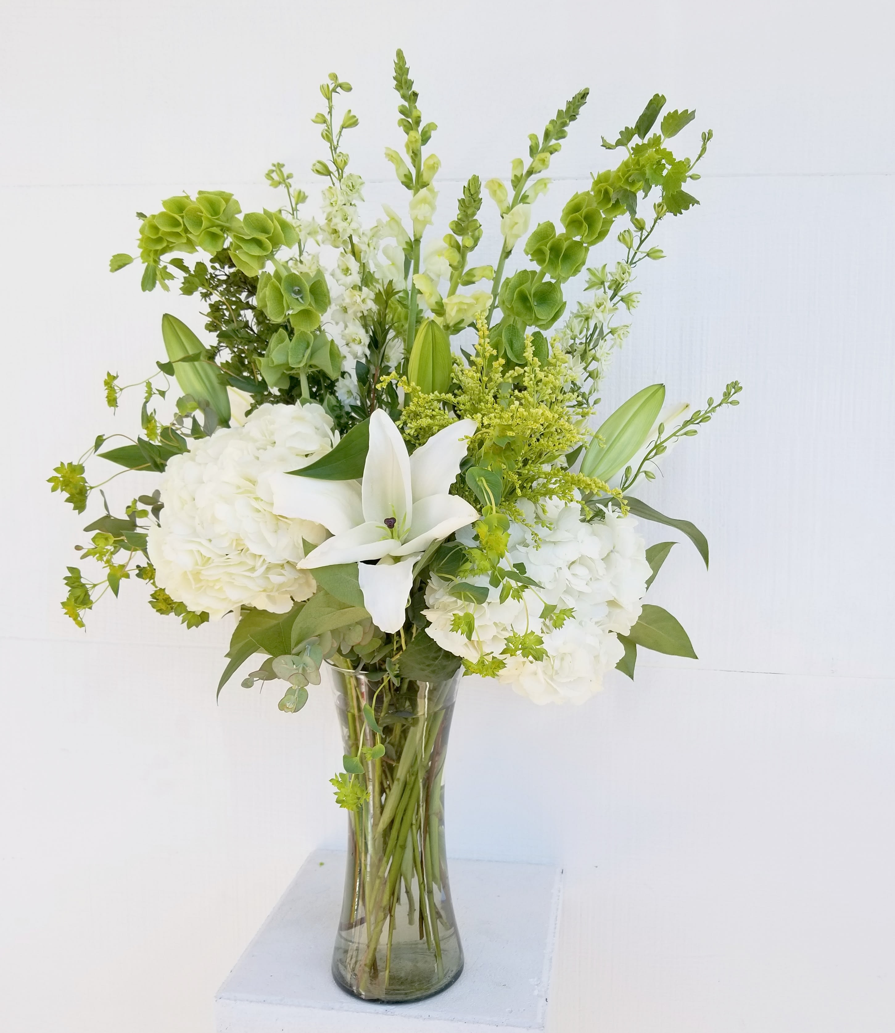 Divine meadow - Tall and natural flow in this open and meadow like arrangement.   Send this fashionable gift to someone special. It’s sure to make an impression!