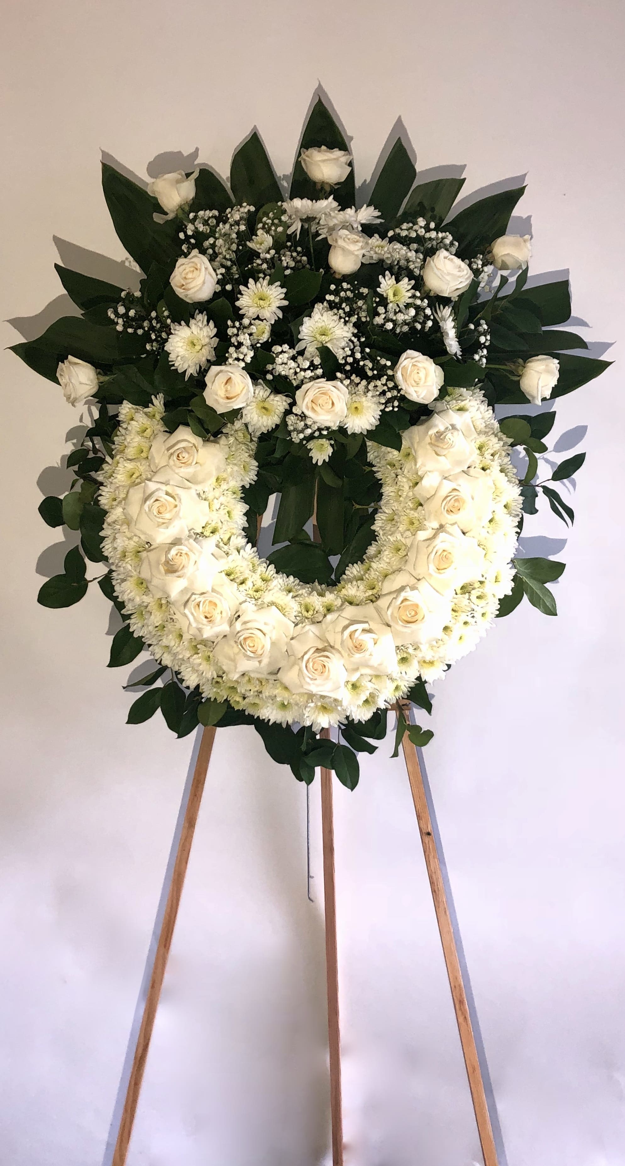 White medium wreath White medium wreath - Medium whit wreath with pom pom, lemon leafs, white babies breath