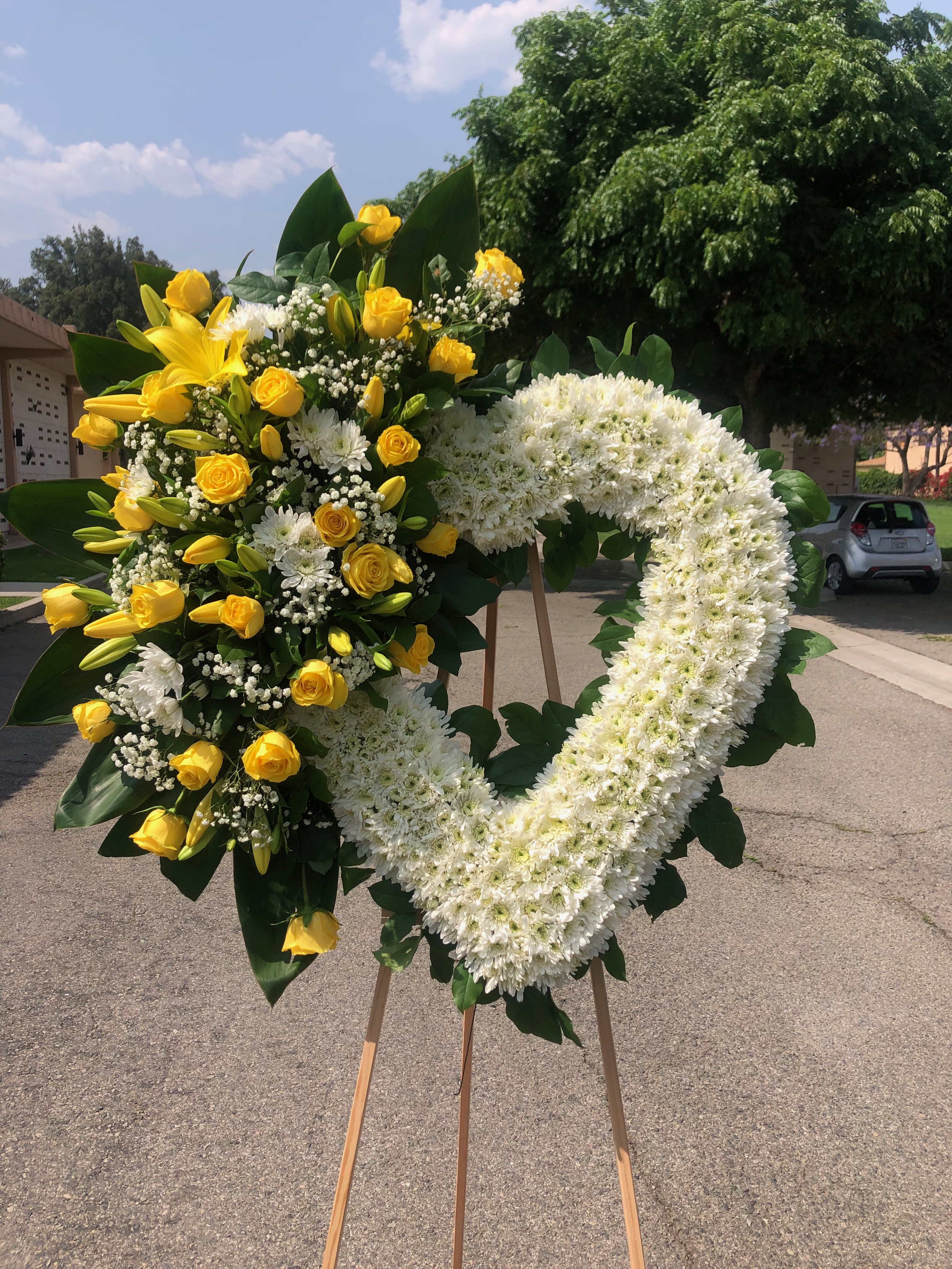 Graceful heart Graceful heart - Classy large heart with pom pom all around . With a bouquet on the left side with babies breath, lilies, roses, Lemon leaves
