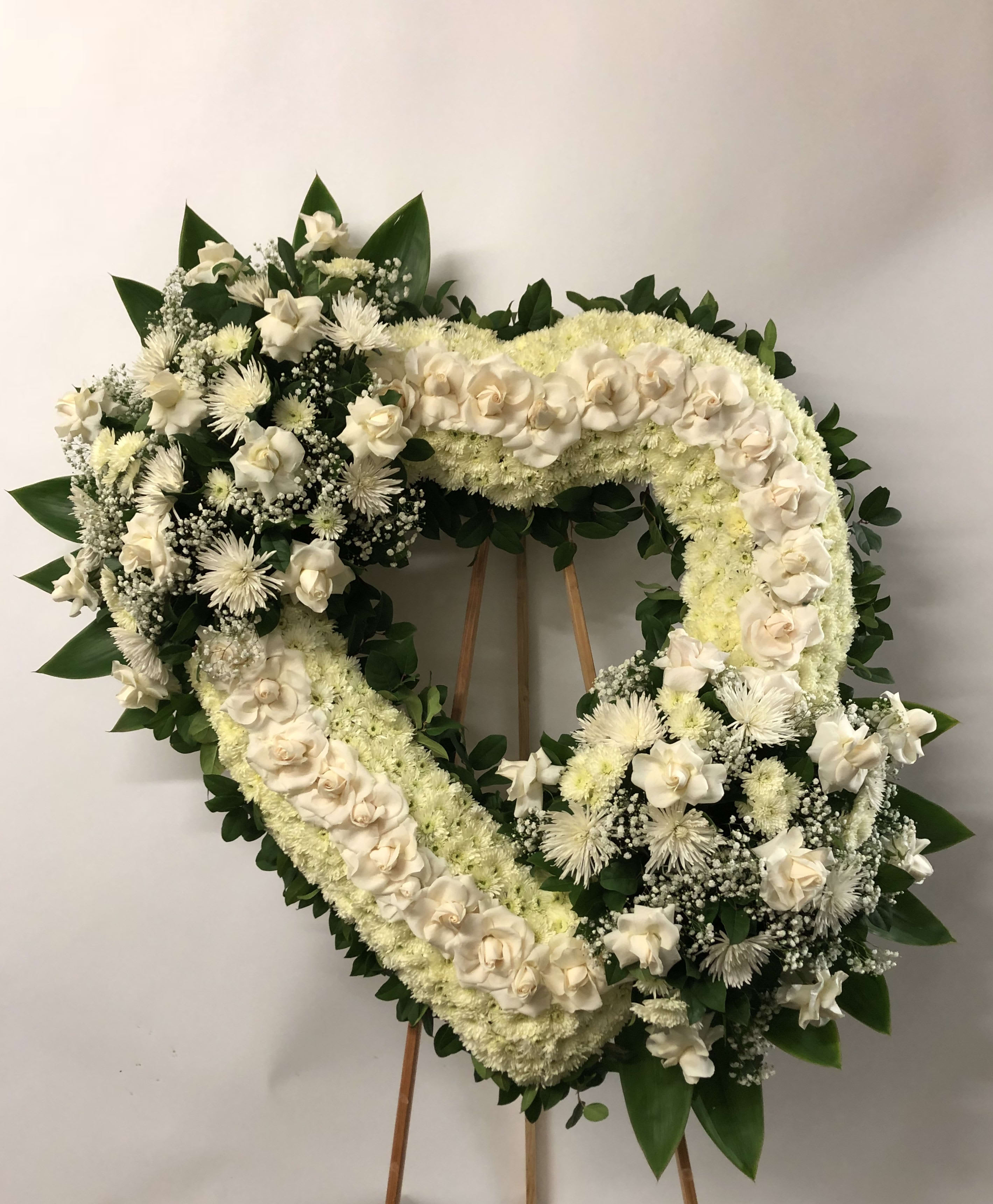 Jumbo heart Jumbo heart - This jumbo heart stand out from anywhere in the room. The heart consists of opened roses, tropical leafs, babies breath, Spider flower and pom pom. This arrangement can be made in other colors as well.