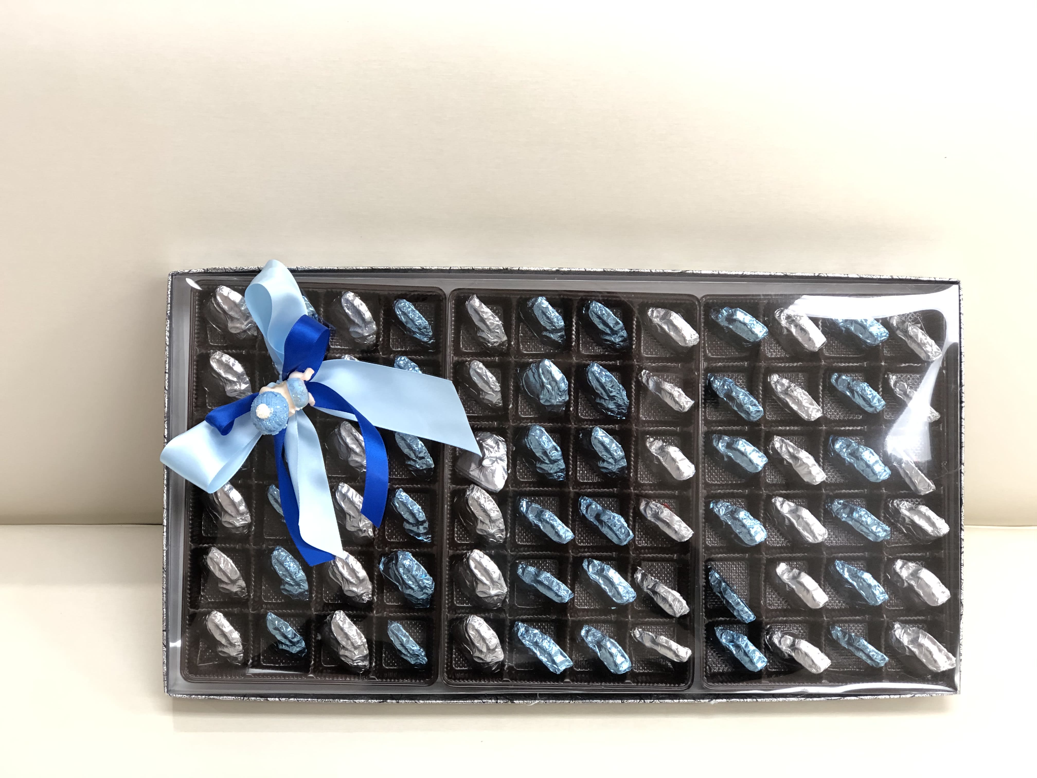 Baby Boy Bomboniere 72 Pieces of Milk and Dark Plain Chocolate
