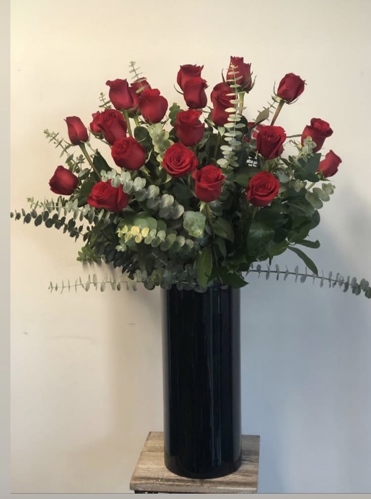 Black vase with red roses in Oxnard, CA Casa Blanca Flowers