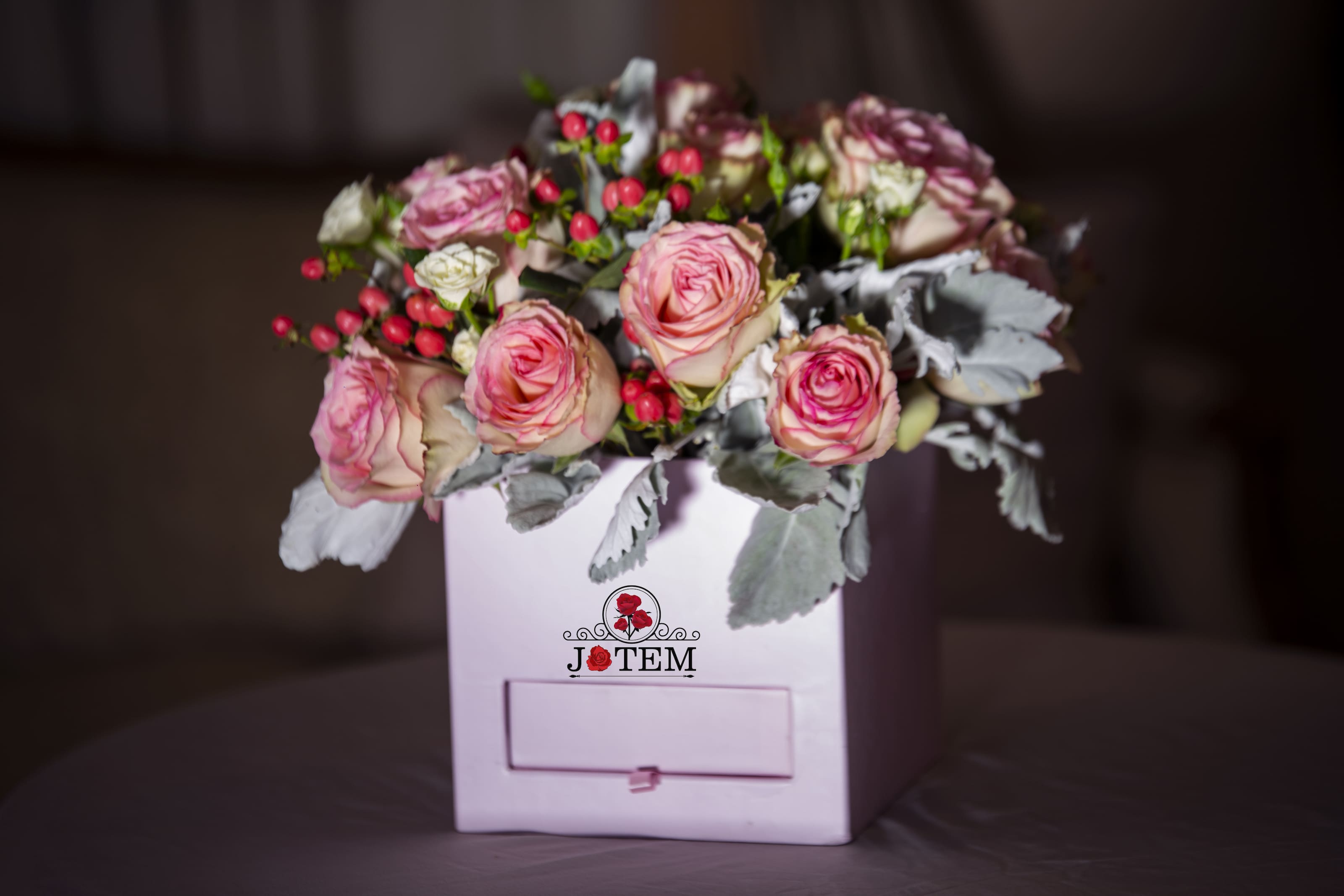 rose vif - its a beautiful gift with spot that you can put gift card or jewelry 
