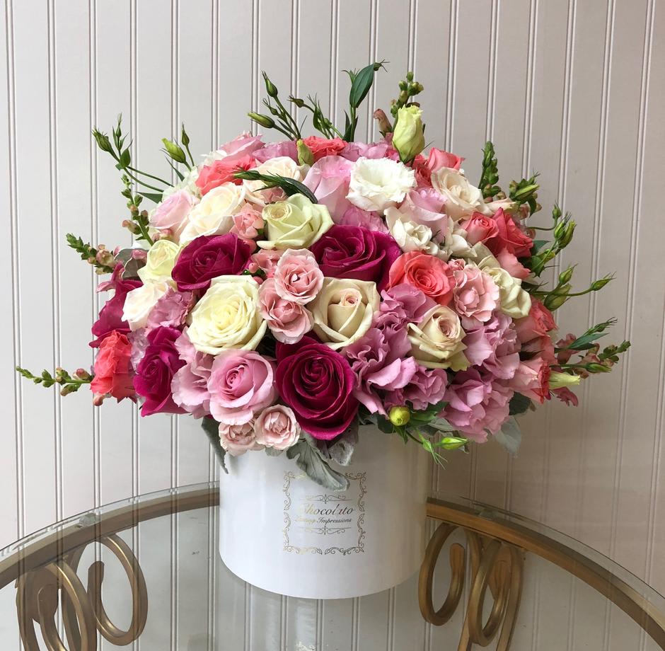 Pink Roses with Hypericum Box Pink Roses with Hypericum Box