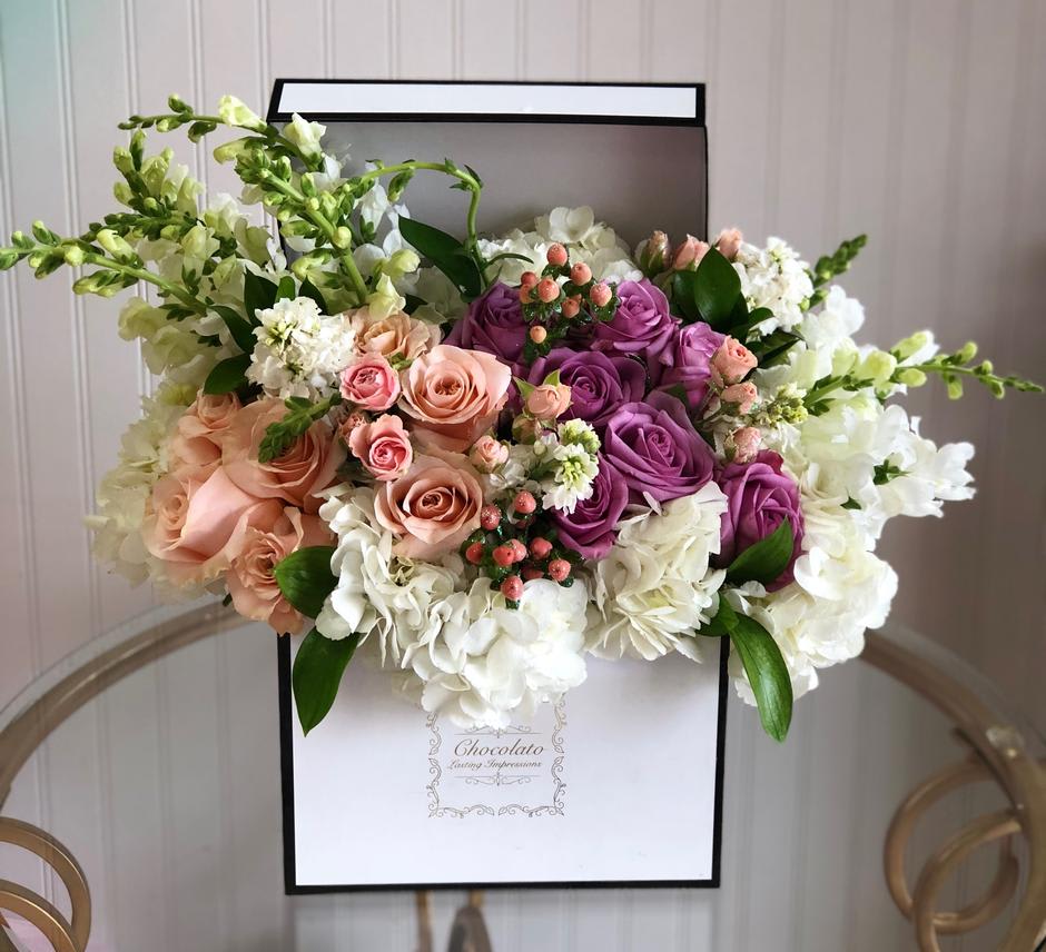 Pink Roses with Hypericum Box Pink Roses with Hypericum Box