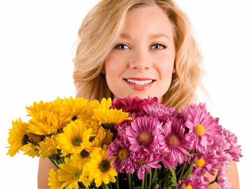 FEEL HAPPY BOUQUET - FRESH CUT DAISIES ARRANGED IN A VASE