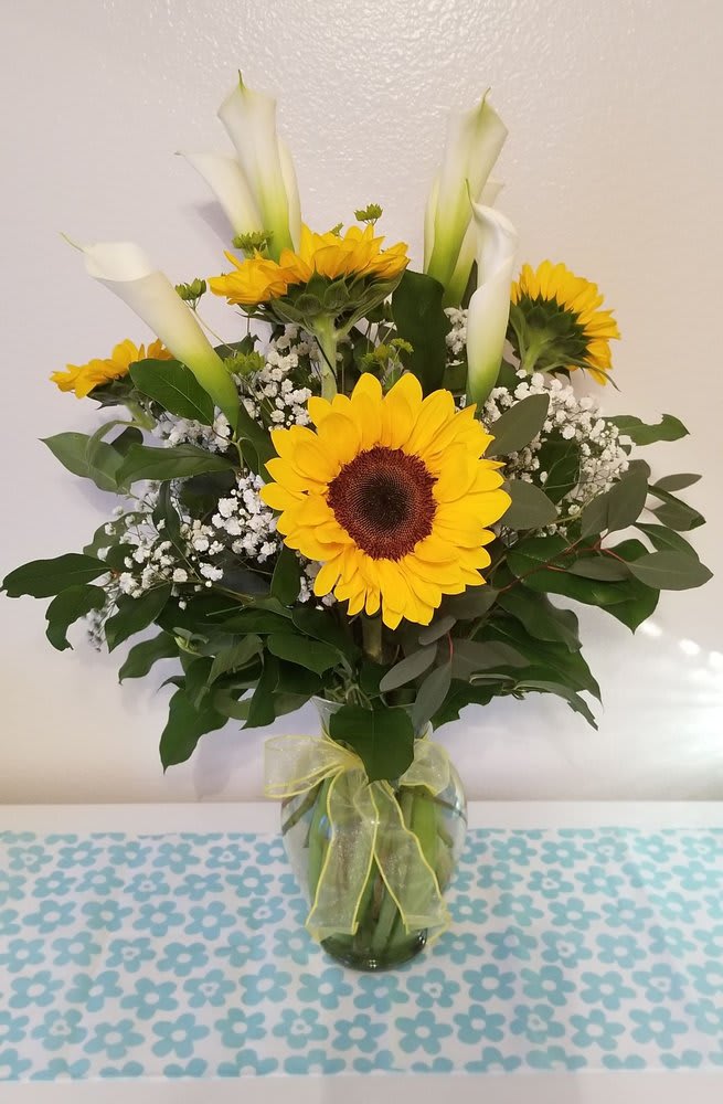 Sunflower and Lily combination Sunflower and Lily combination - A mixture of sunflower and lilies