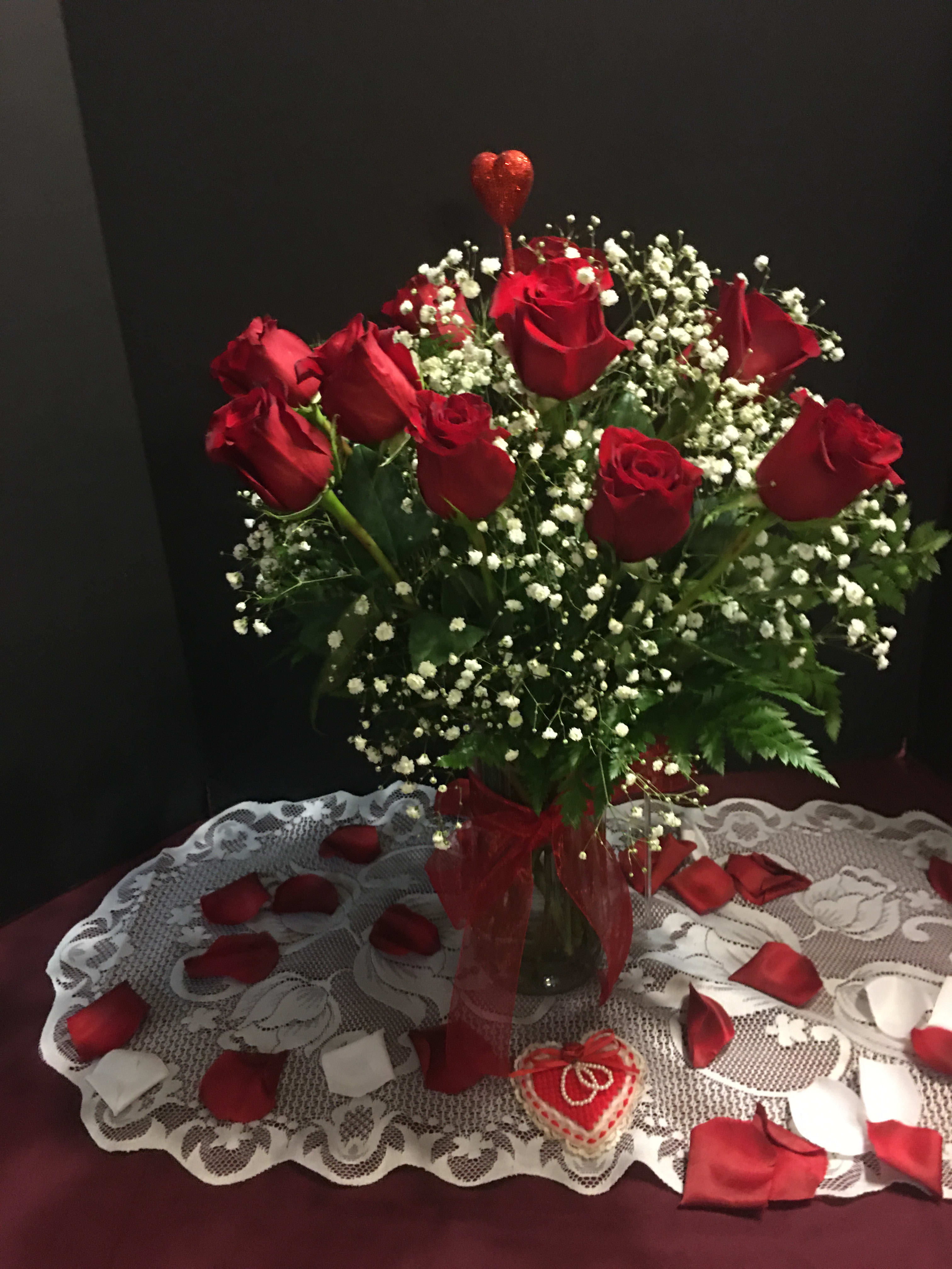 Dozen red roses Dozen red roses - Stunning long stem red roses arranged in a vase with babys breath and greenery
